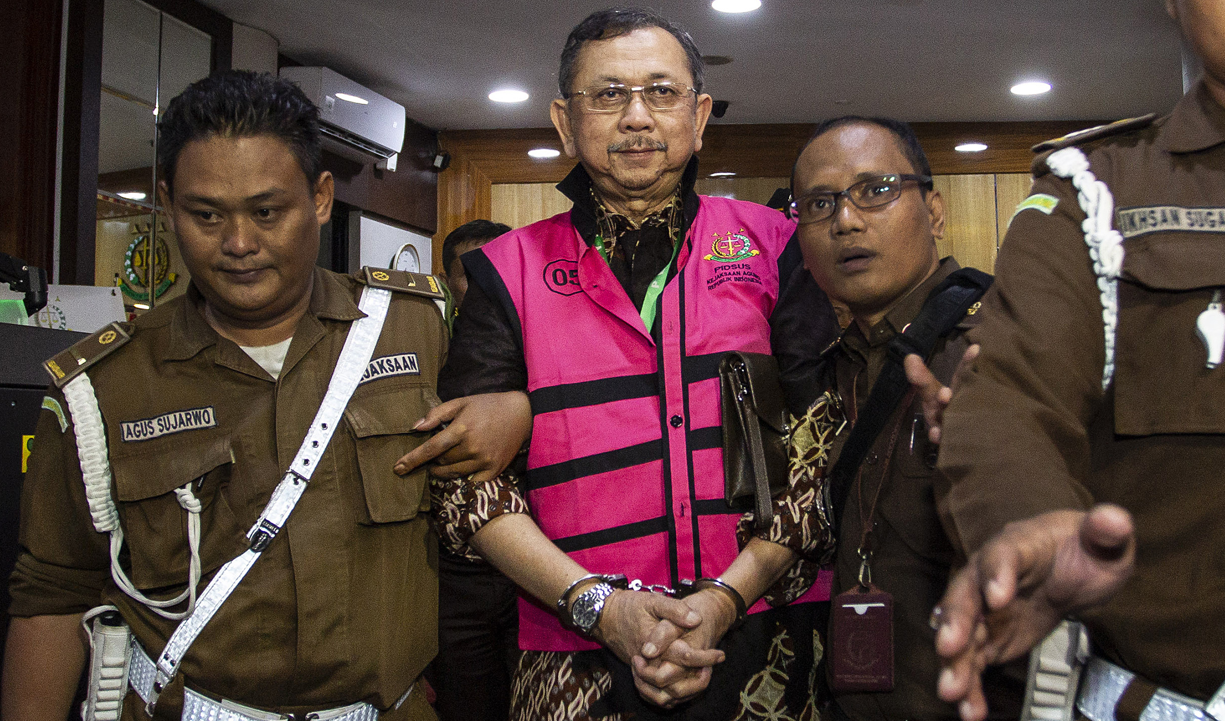 Mantan Direktur Utama Jiwasraya, Hendrisman Rahim, mengenakan rompi tahanan usai menjalani pemeriksaan di gedung Jampidsus Kejaksaan Agung..