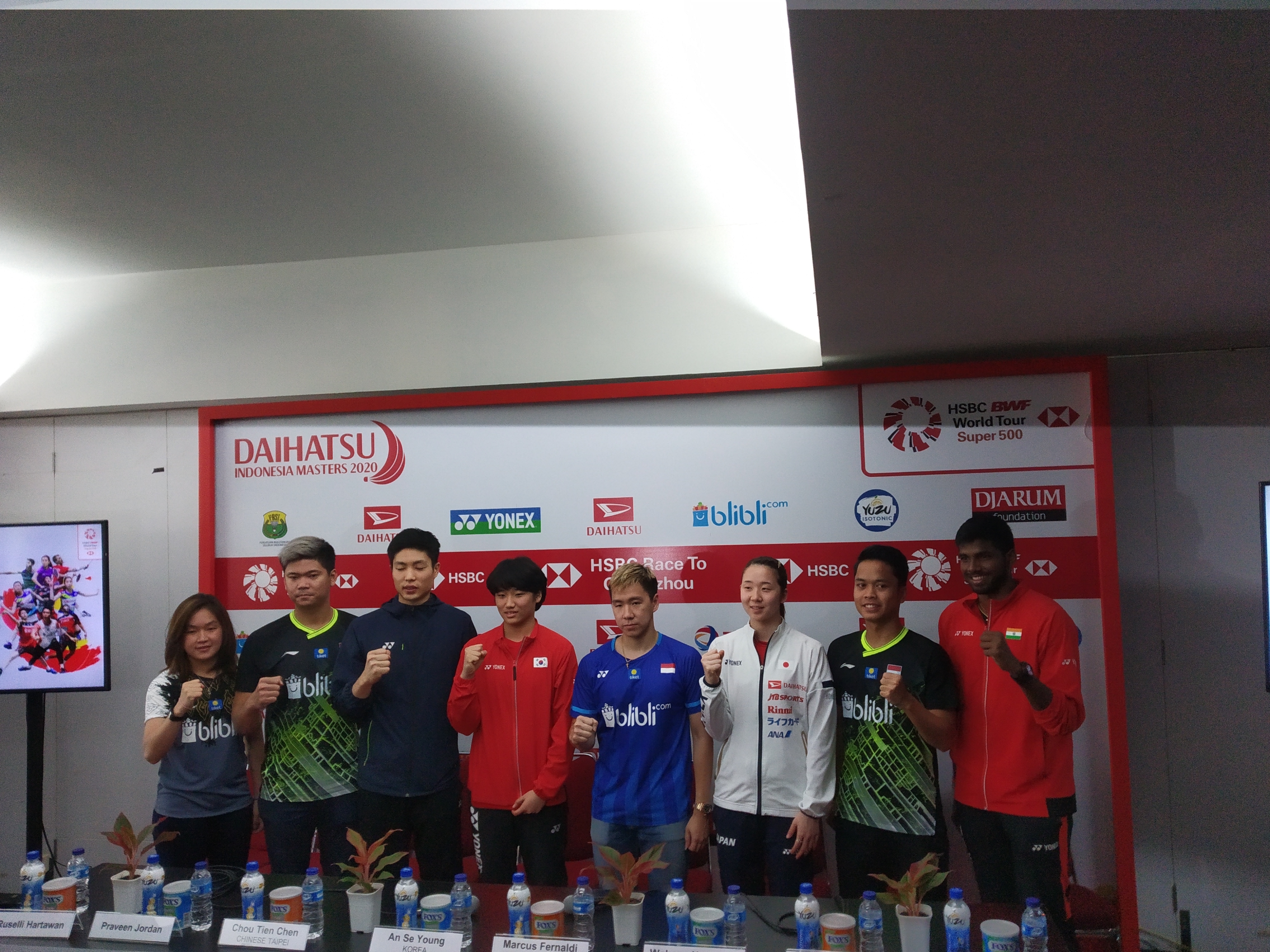 Sejumlah peserta kejuaraan bulu tangkis Indonesia Masters 2020 berfoto bersama.