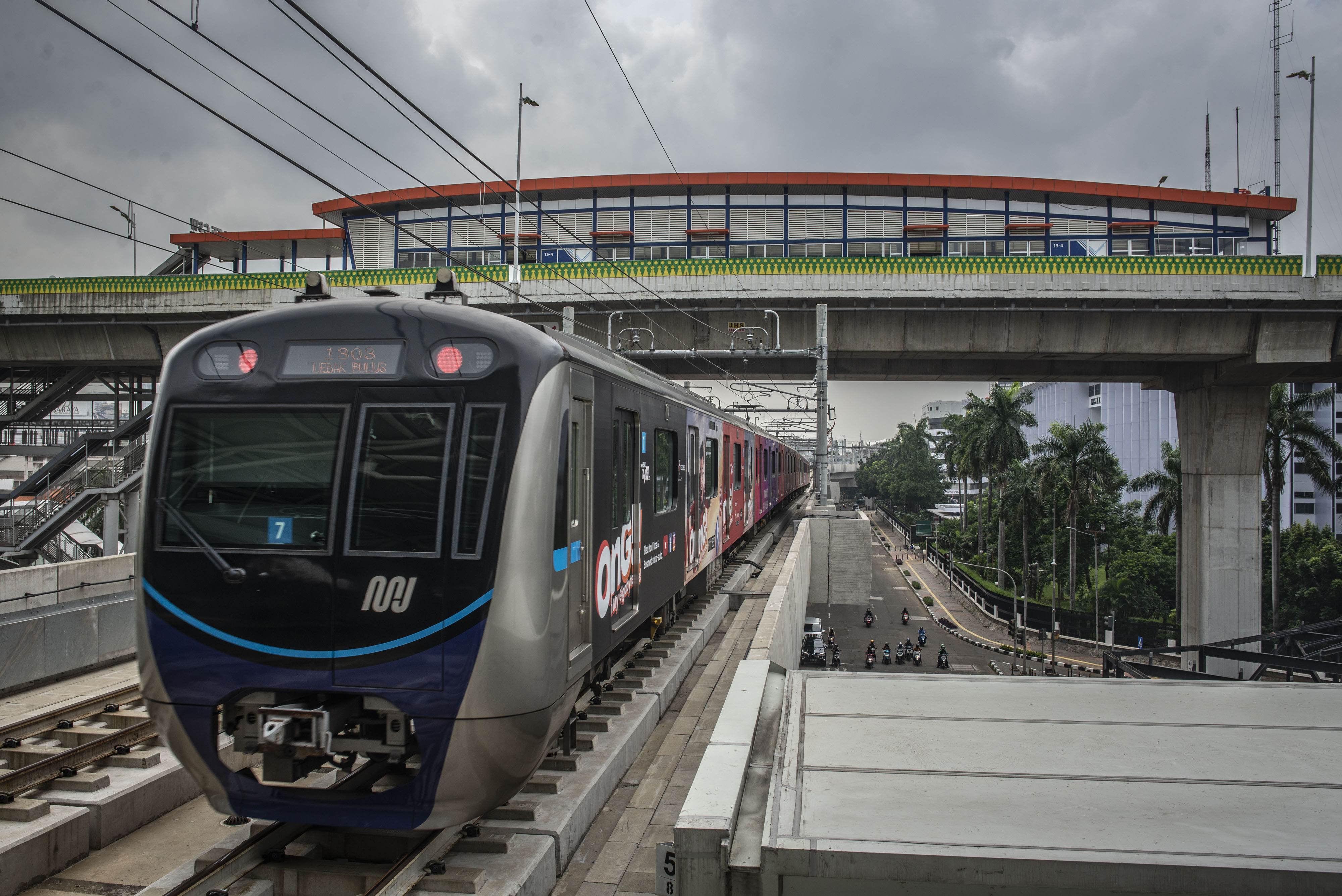 Rangkaian kereta MRT melintas di bawah Halte Transjakarta Centrale Stichting Wederopbouw (CSW) koridor 13 di Jakarta.