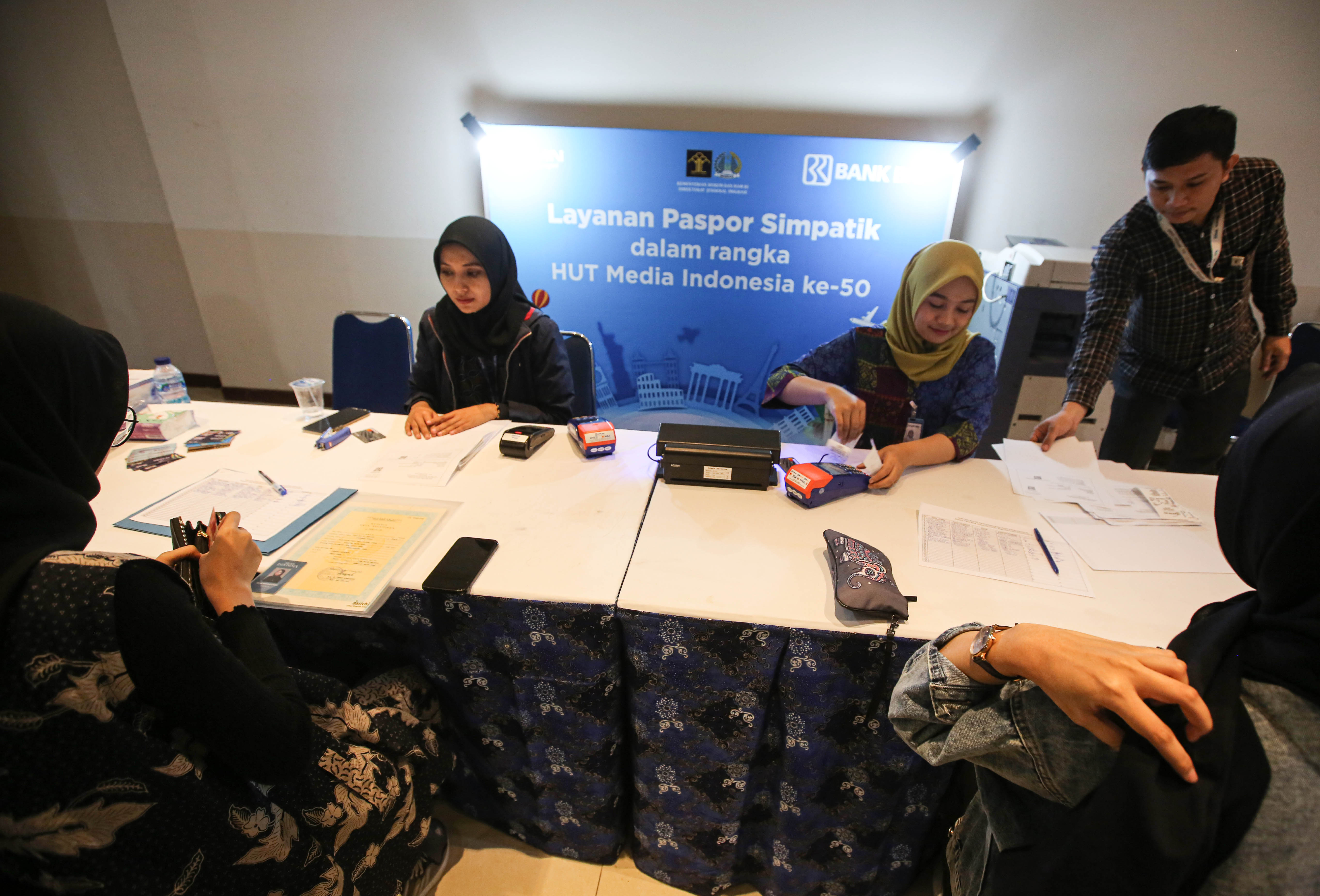 Karyawan Media Group mengikuti pembuatan dan perpanjangan paspor baru di kantor Media Group, Kedoya, Jakarta Barat, Jumat (24/1/2020).