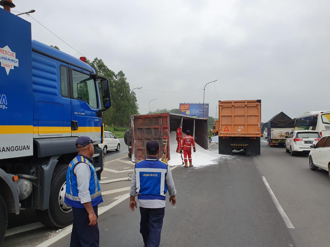 Truk pembawa Soda As terguling di Km 66+600 tol Jakarta-Cikampek, Sabtu (4/1)