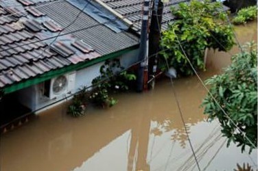 Kondisi banjir di bagian belakang Komplek Ciledug Indah II