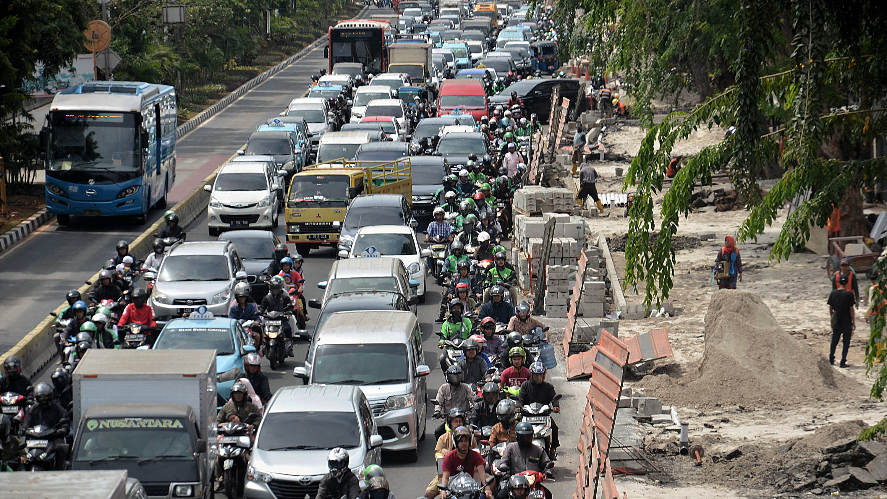 Proyek revitalisasi trotoar di Jalan Kramat Raya, Jakarta Pusat