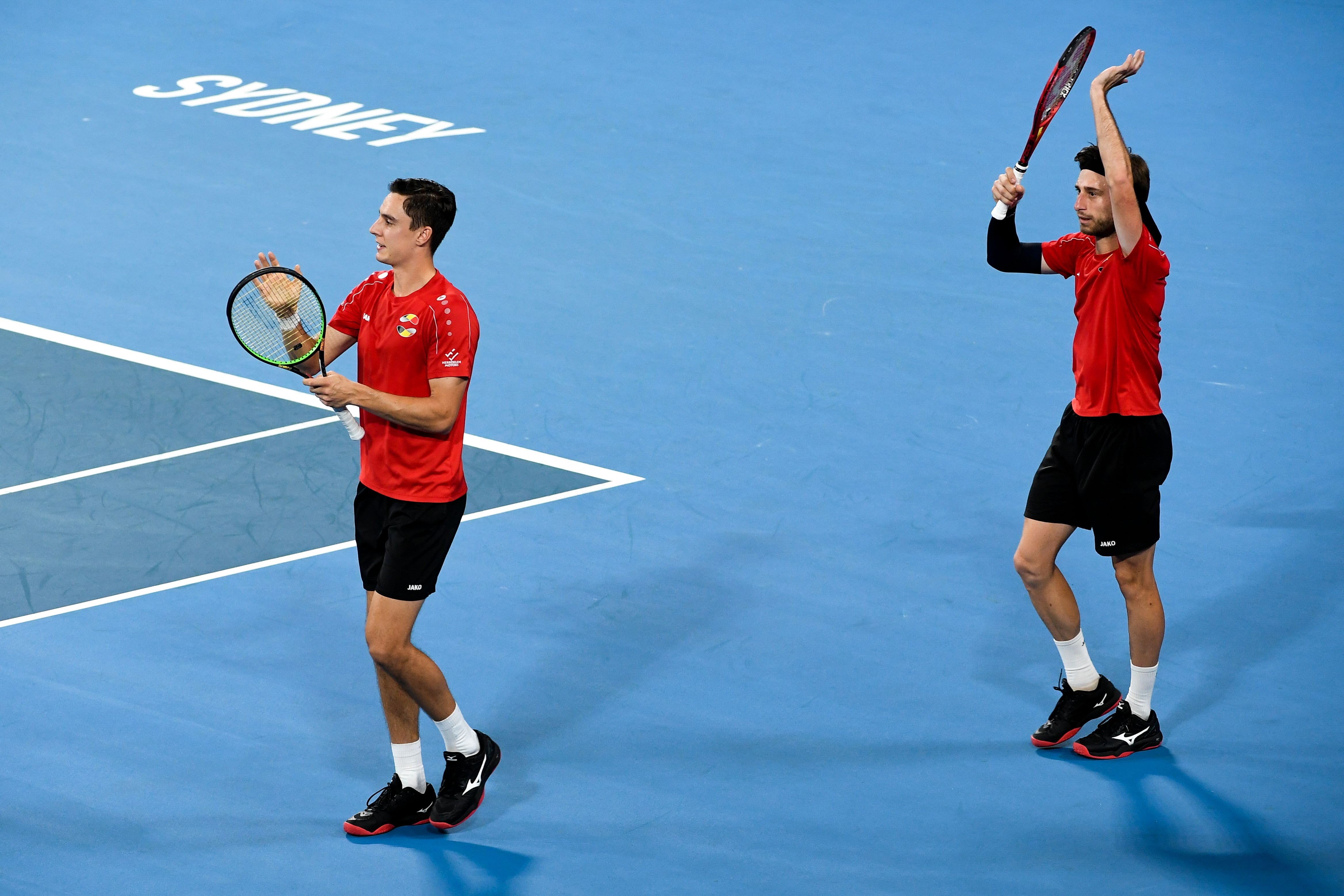 Duet Belgia Joran Vliegen (kiri) dan Sander Gille usai mengalahkan pasangan Bulgaria di ajang Piala ATP.