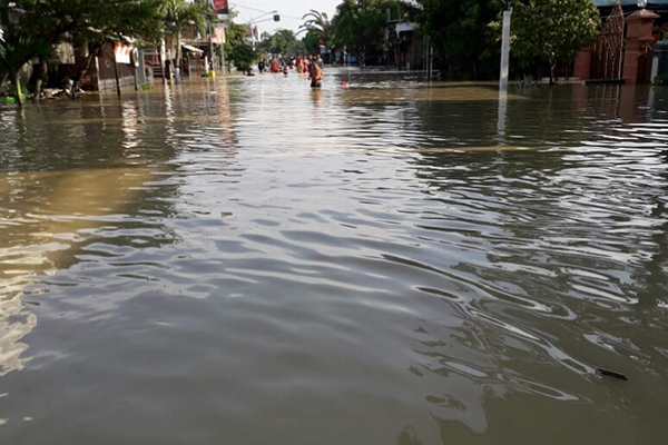 Lalu Lintas Pantura Pati Tersendat akibat Banjir Luapan Kaliampo