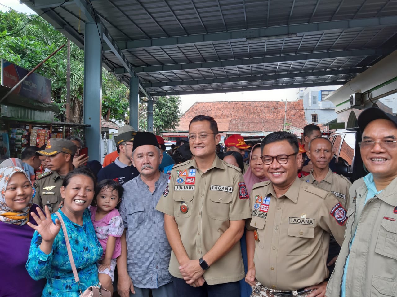 Menteri Sosial lakukan Peninjauan di Posko korban bencana banjir di Dapur Umum Panti Sosial Tuna Netra Bina Cahaya Bathin, Jakarta.