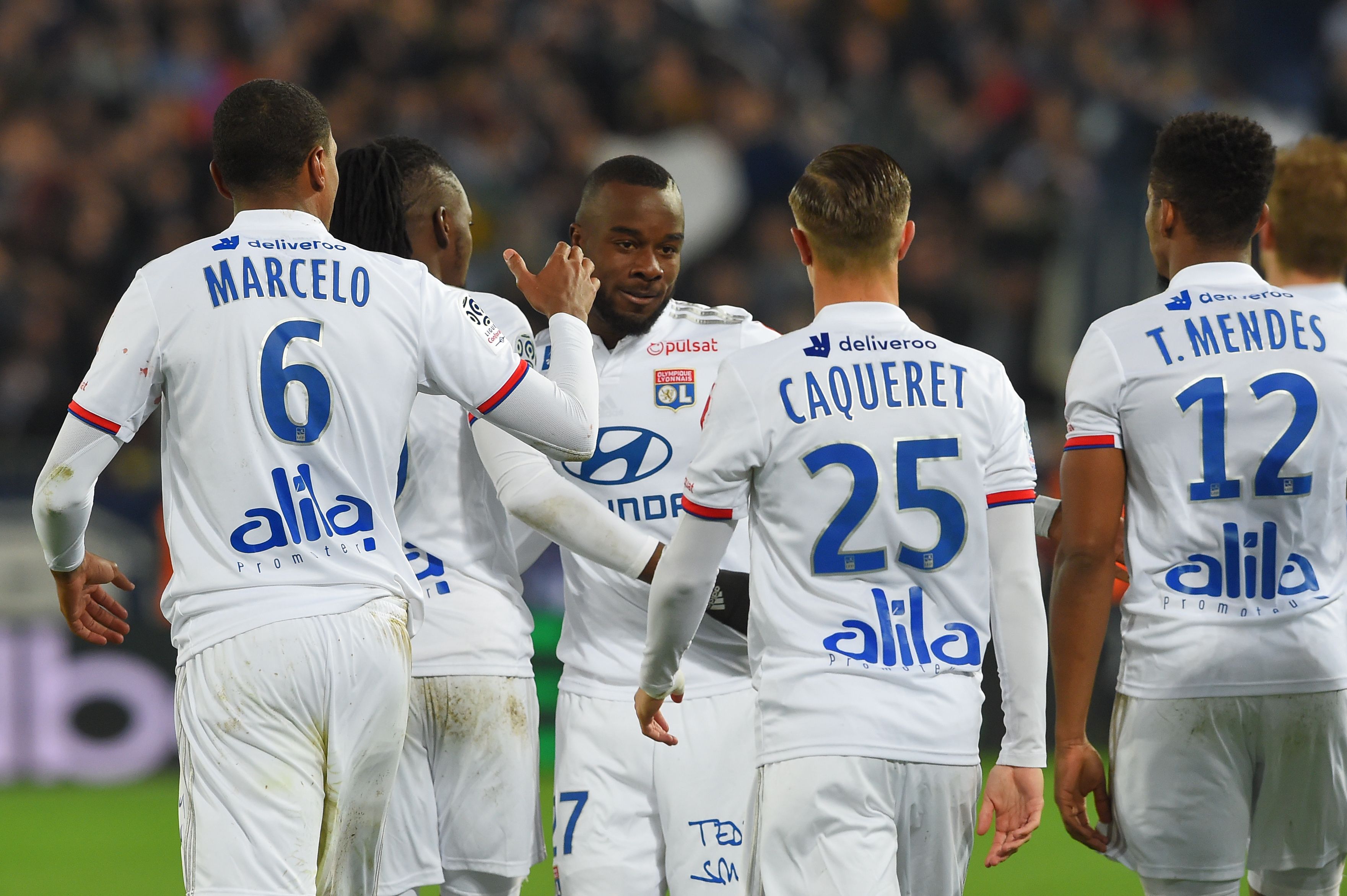 Penyerang Lyon Maxwel Cornet (tengah) melakukan selebrasi usai mencetak gol ke gawang Bordeaux.