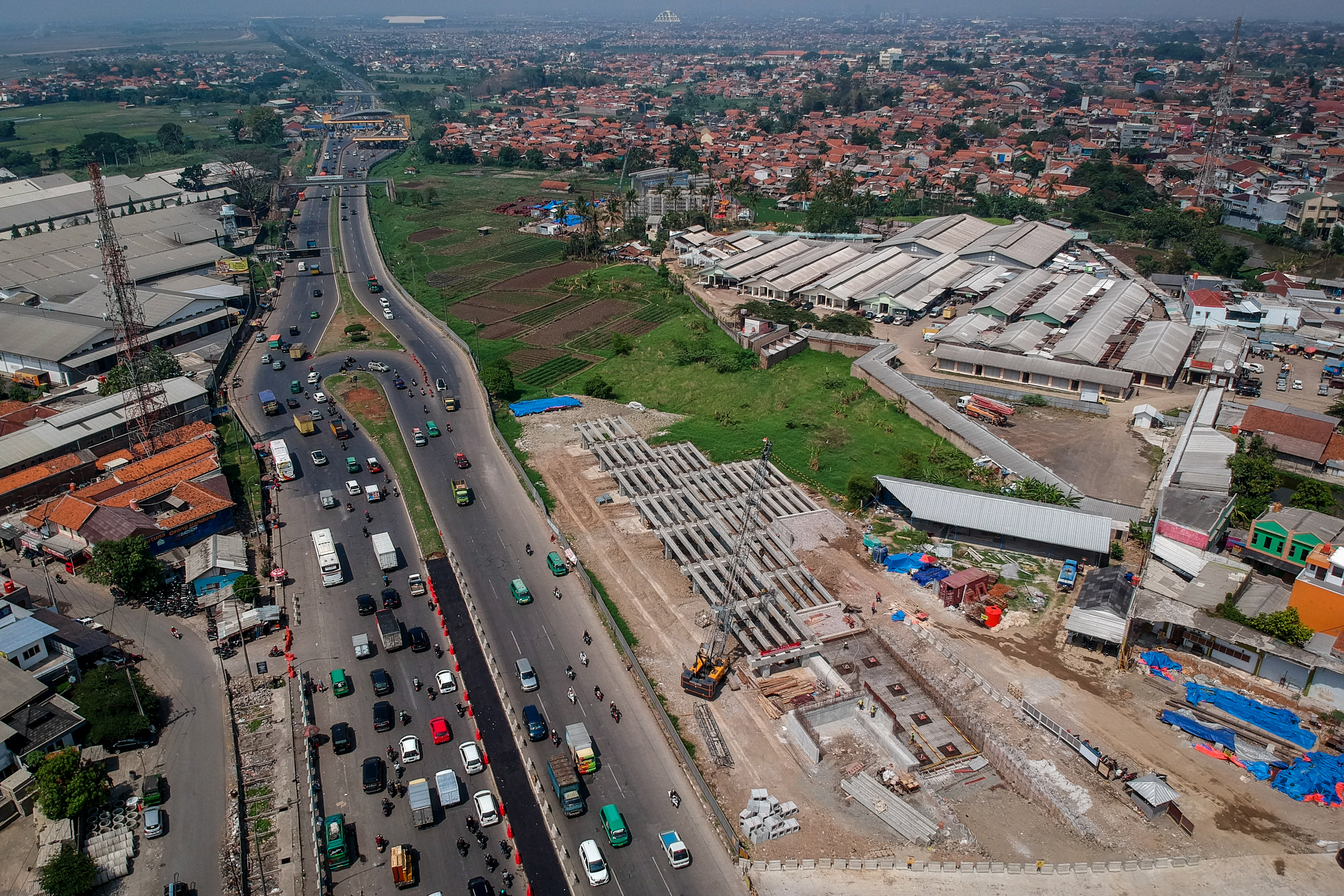 Foto udara pembangunan jalan layang Tol Cisumdawu di pintu keluar Jalan Tol Cileunyi, Kabupaten Bandung, Jawa Barat, Senin (24/11/2019).
