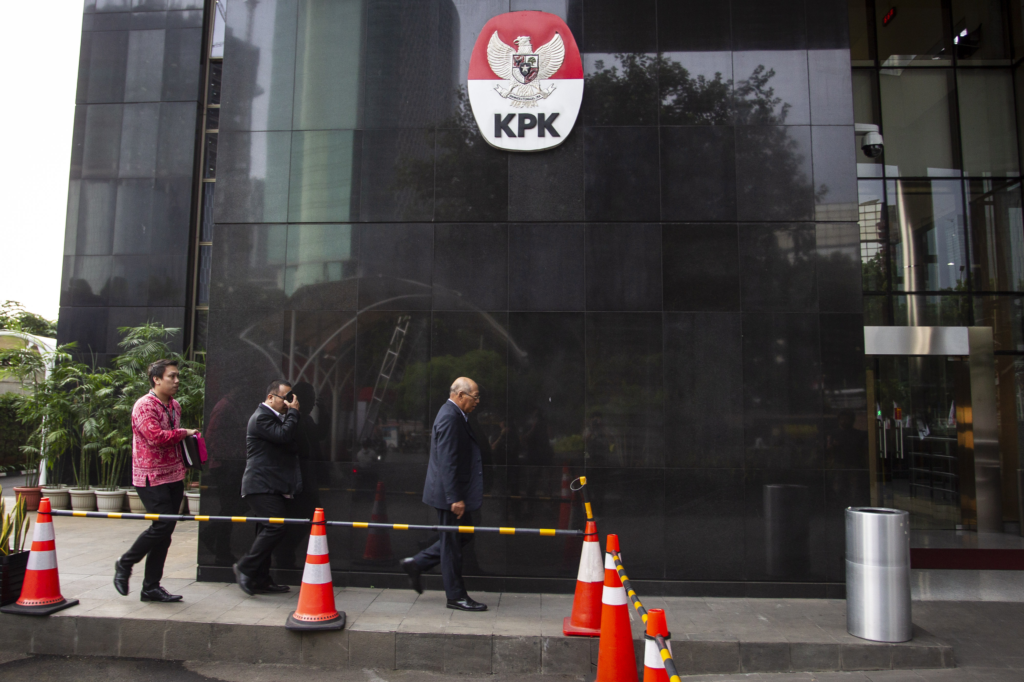 Koordinator Tim Hukum DPP PDIP I Wayan Sudirta (kanan) berjalan menuju ruang pengaduan masyarakat setibanya di Gedung KPK, Jakarta