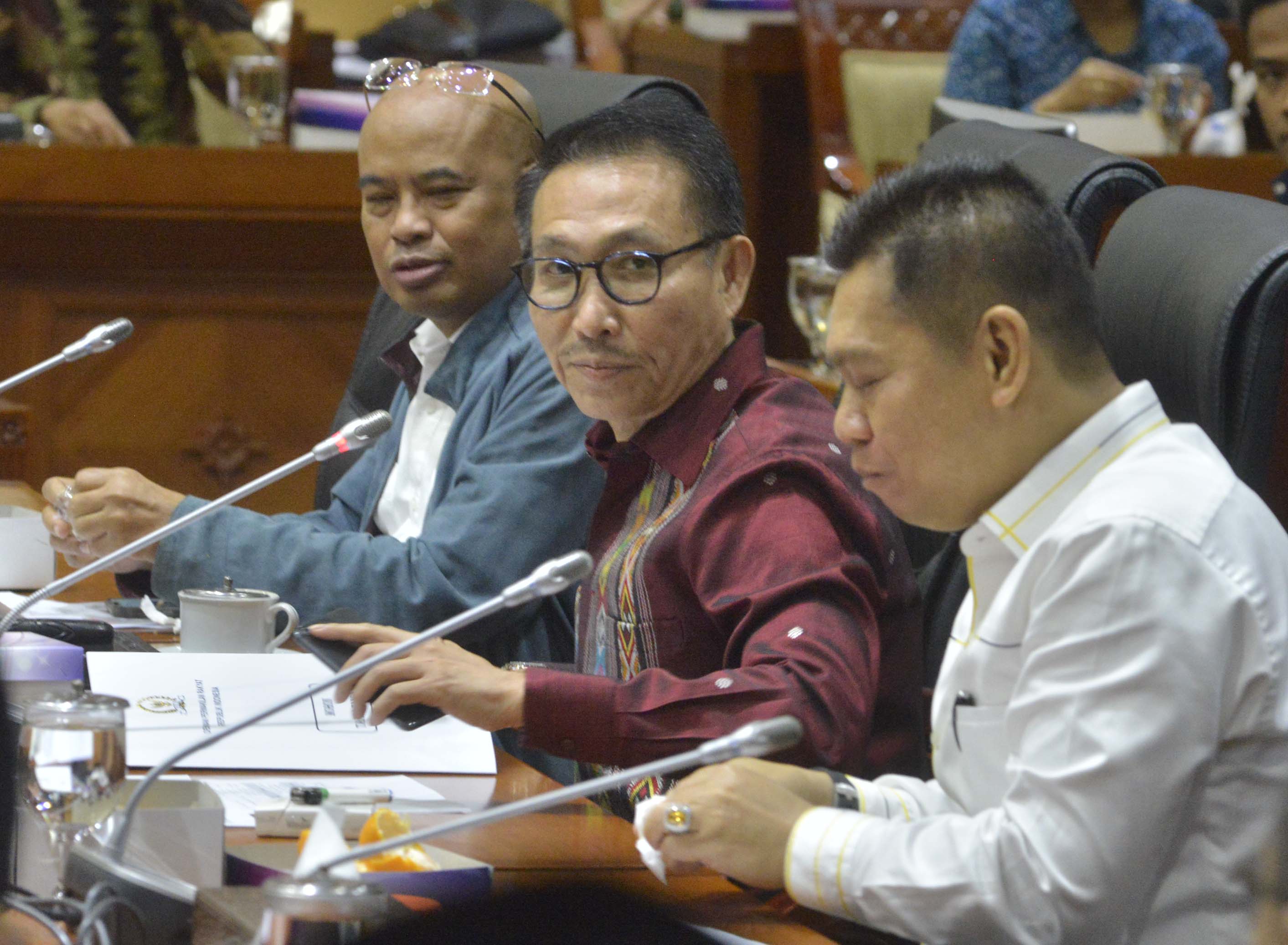 Ketua Komisi III DPR Herman Herry (tengah) memimpin rapat pleno penetapan nama-nama hakim agung, hakim ad hoc dan hakim hubungan industrial 