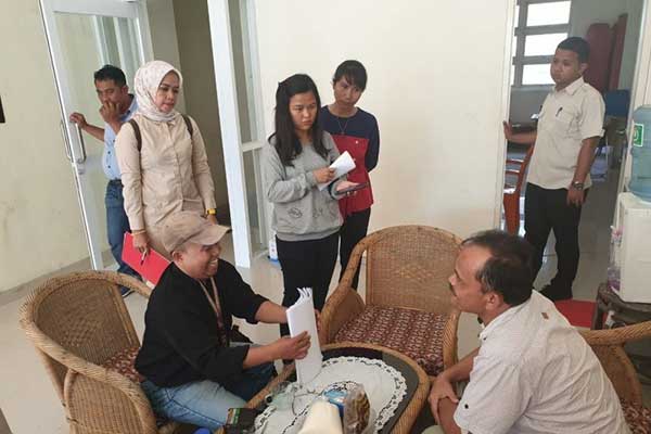 Petugas kepolisian menangkap Sudarto (kiri) yang diduga menebarkan kebencian di media sosial