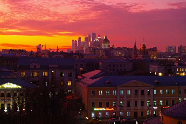 Suasana matahari terbenam di kota Moskow, Rusia
