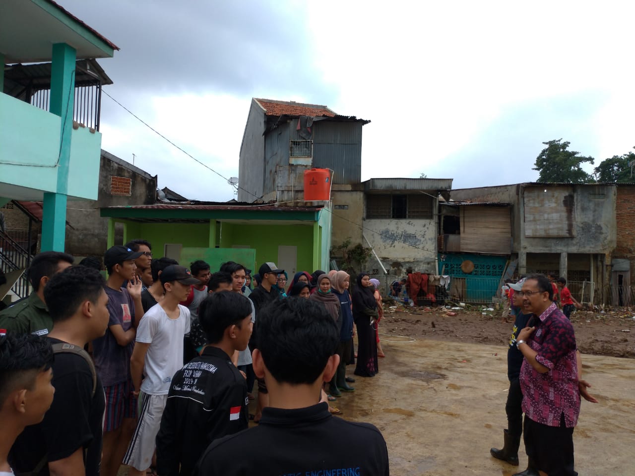 Relawan banjir Uhamka saat akan melakukan kerja bakti massal