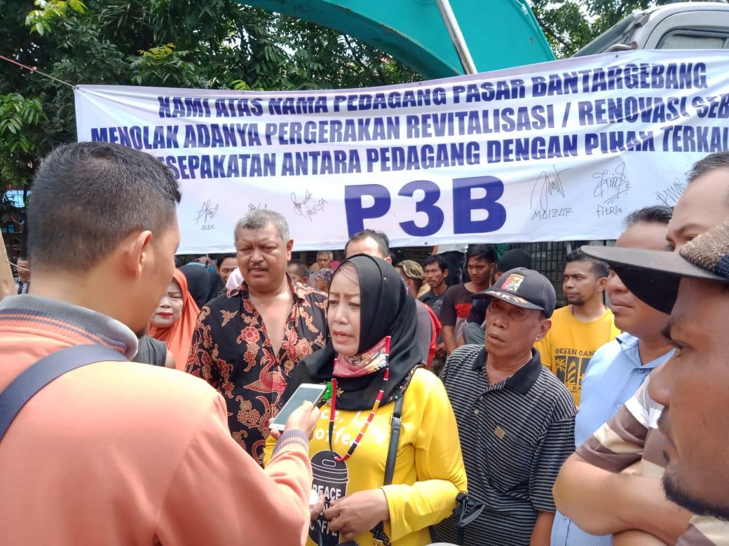 Puluhan pedagang di Pasar Tradisional Bantar Gebang menolak harga baru kios pasar yang ditawarkan pada mereka. 