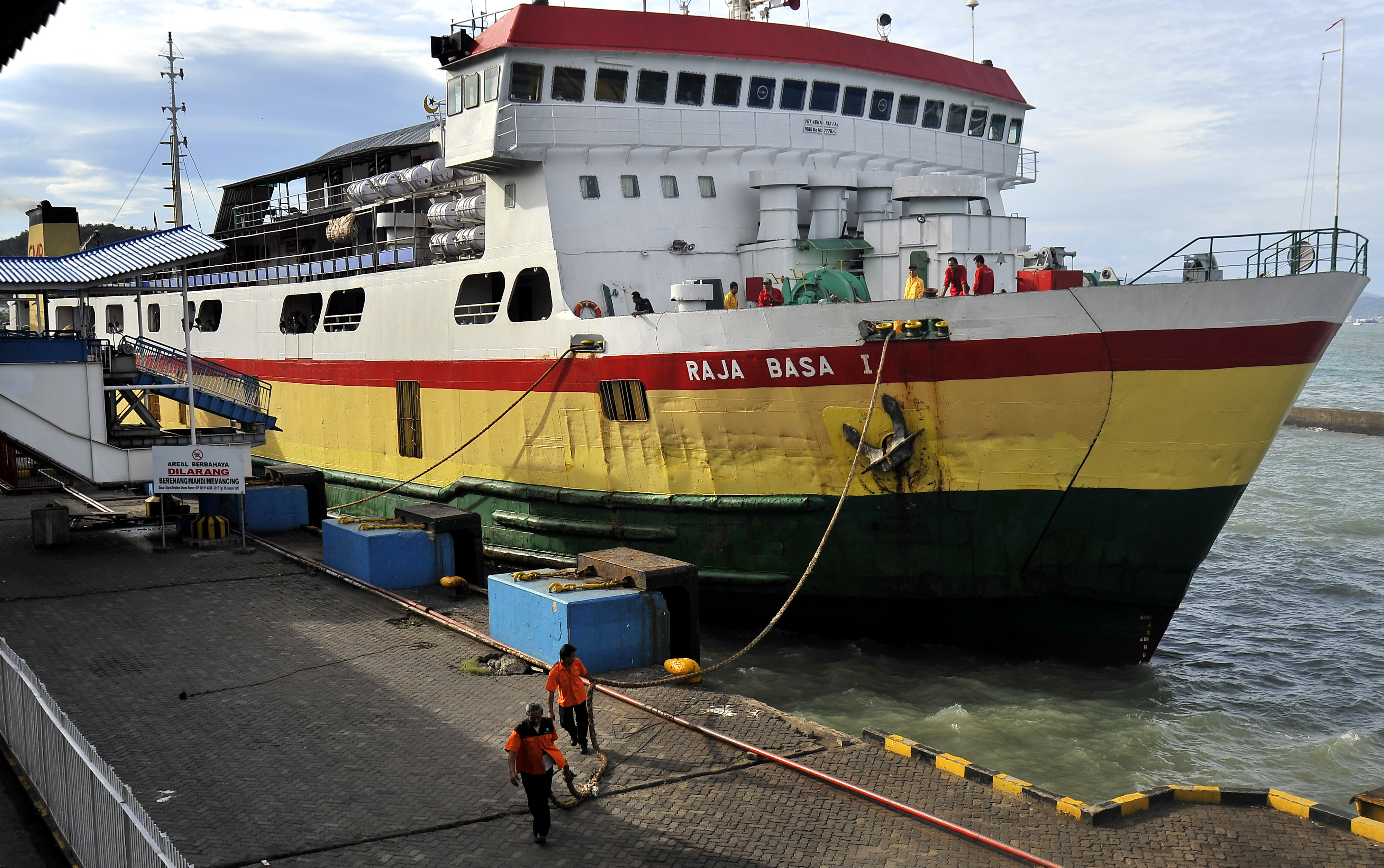  Dua petugas menarik tali kapal roro Raja Basa I yang baru tiba dari Pulau Sumatra saat bersandar di Dermaga I Pelabuhan Merak, Banten.