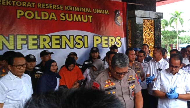  Zuraidah Hanum (tengah berbaju orange), tersangka pelaku pembunuhan suaminya, Hakim Pengadilan Negeri Medan Jamaluddin. 