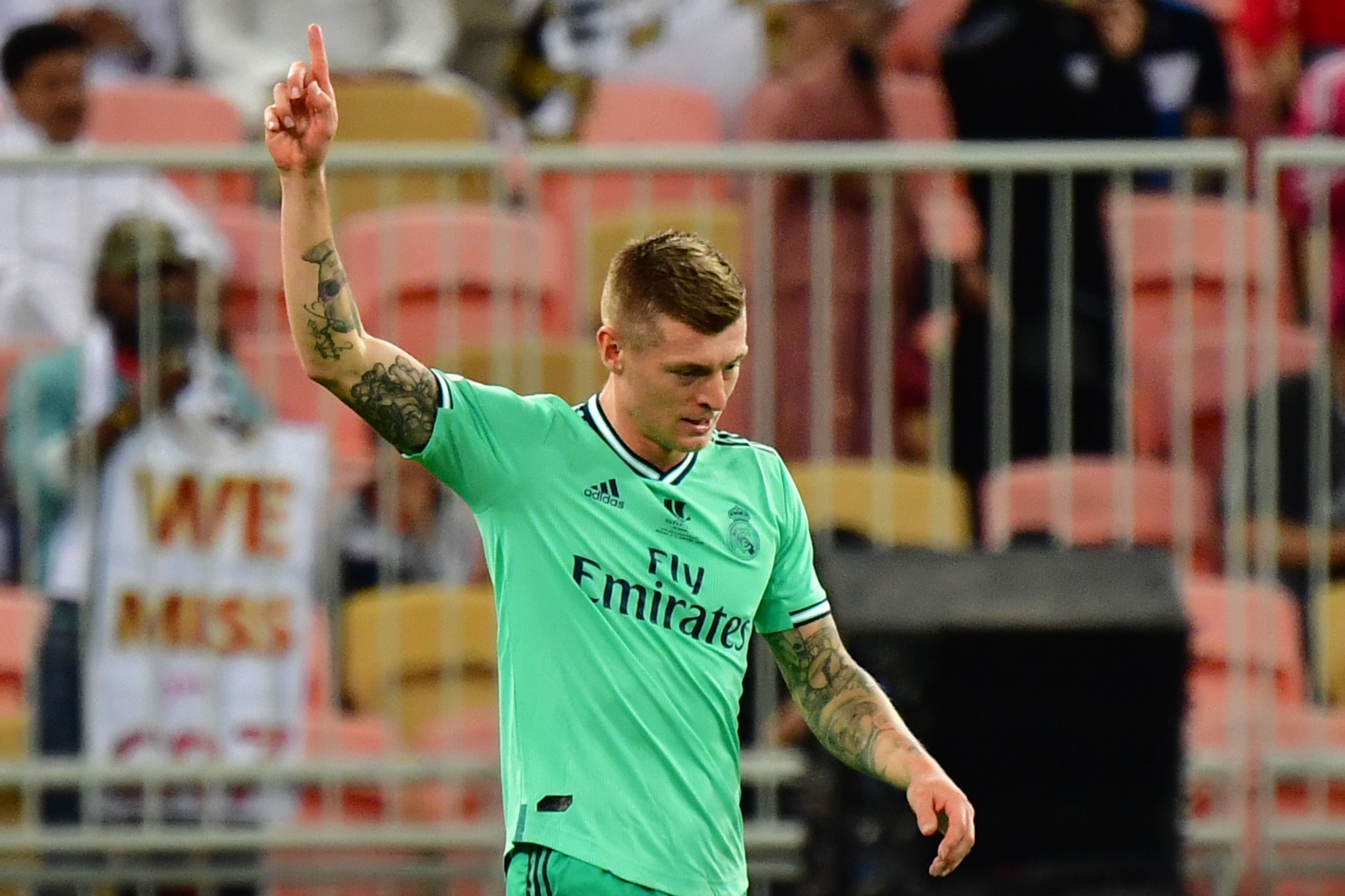 Toni Kroos melakukan selebrasi usai mencetak gol ke gawang Valencia dalam laga semifinal Piala Super Spanyol.