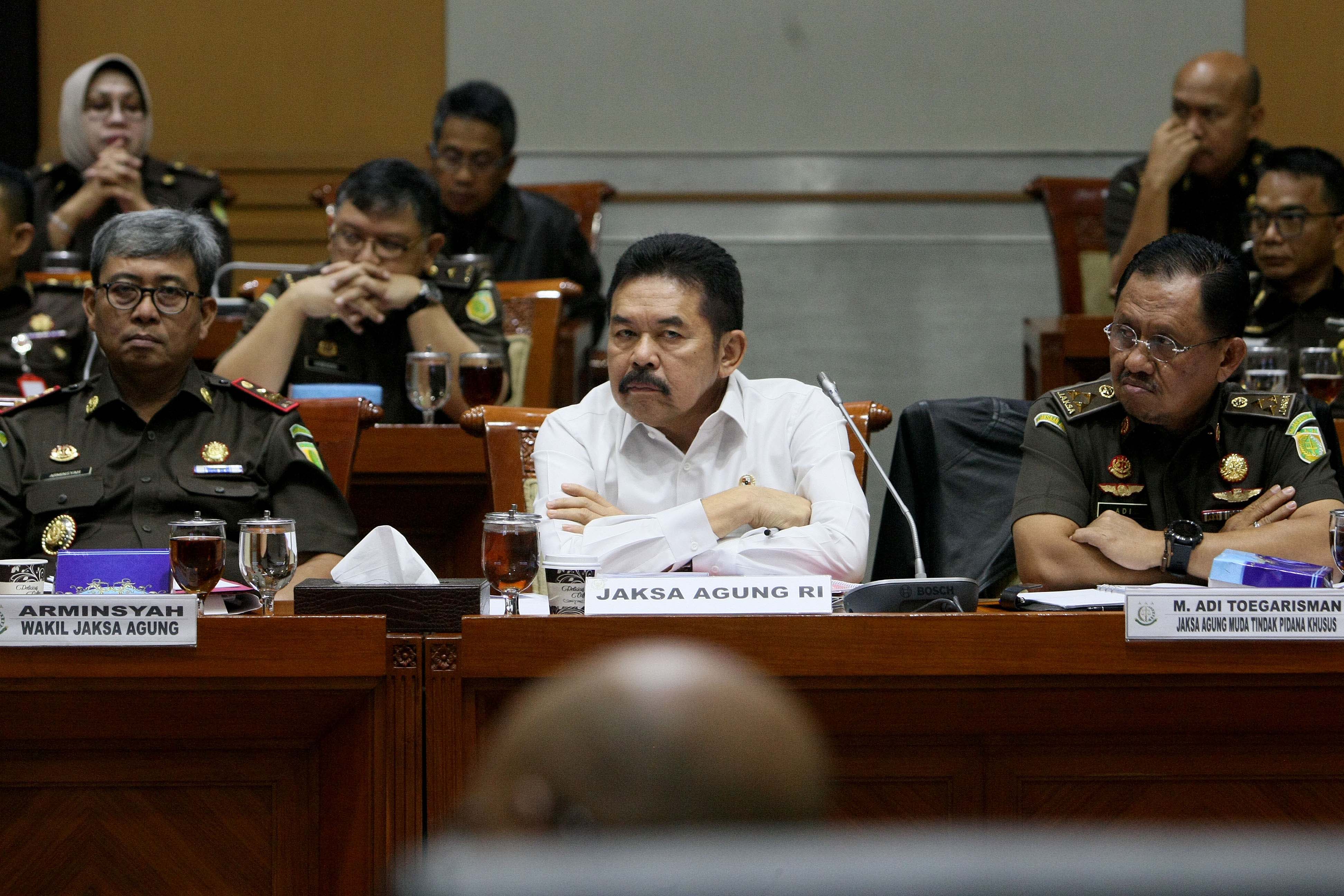 Jaksa Agung ST Burhanuddin (tengah) didampingi Wakil Jaksa Agung Arminsyah (kiri) dan Jampidsus Adi Toegarisman.