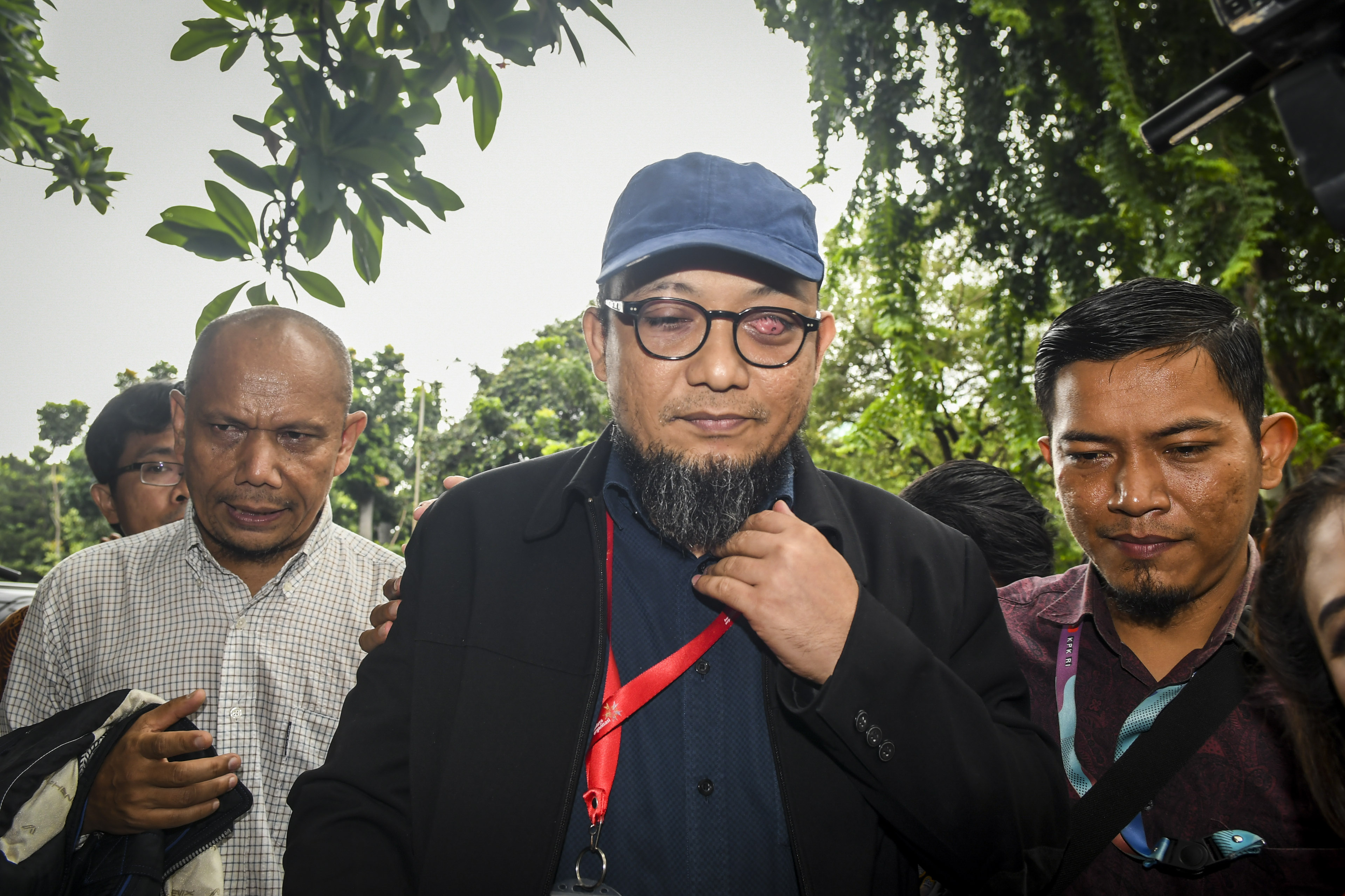 Penyidik sneior KPK Novel Baswedan (tengah)