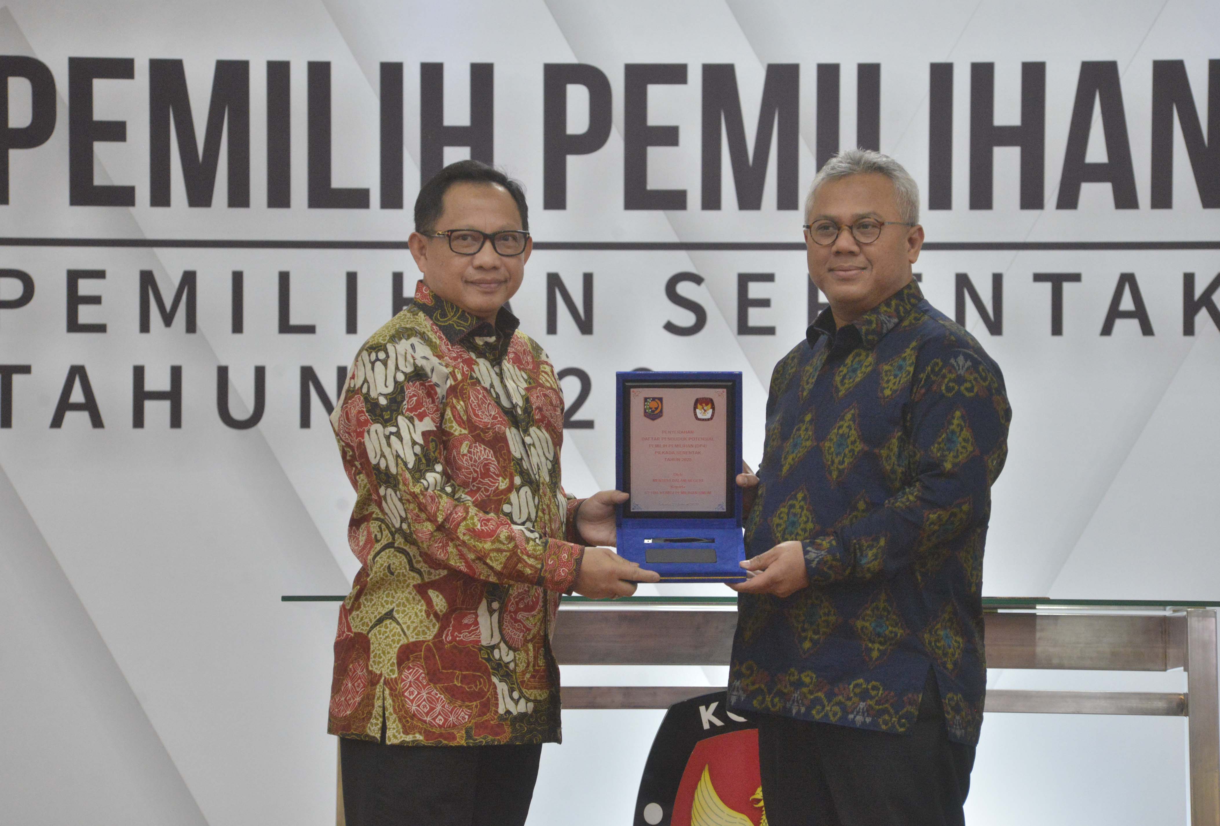 Mendagri Tito Karnavian menyerahkan langsung Daftar Penduduk Potensial Pemilih Pemilihan (DP4) kepada Ketua KPU Arief Budiman.