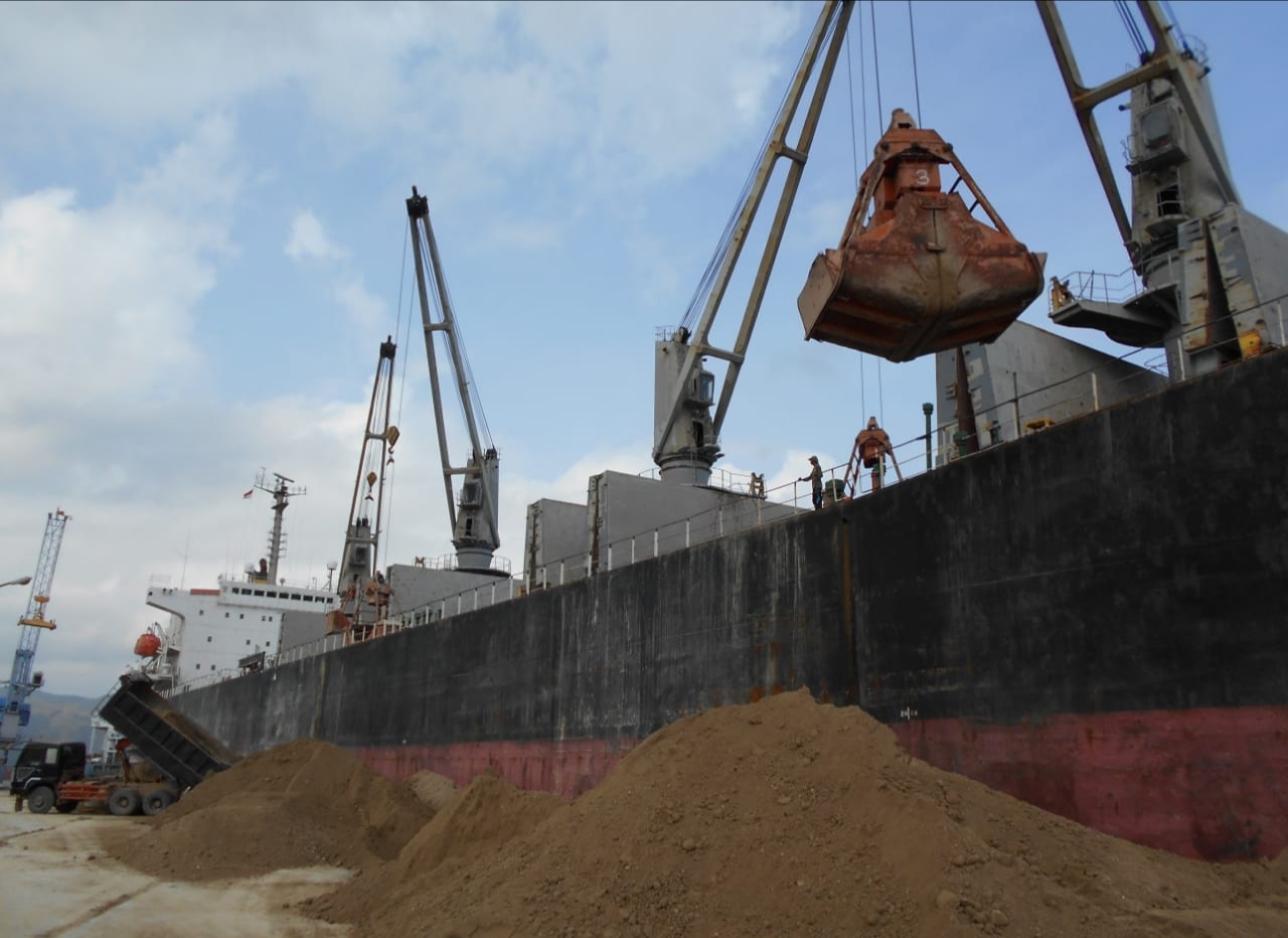  Aktivitas pemuatan tanah Pozzolan ke kapal untuk diekspor ke Bangladesh, di Pelabuhan Malahayati, Rabu (29/1/2020).