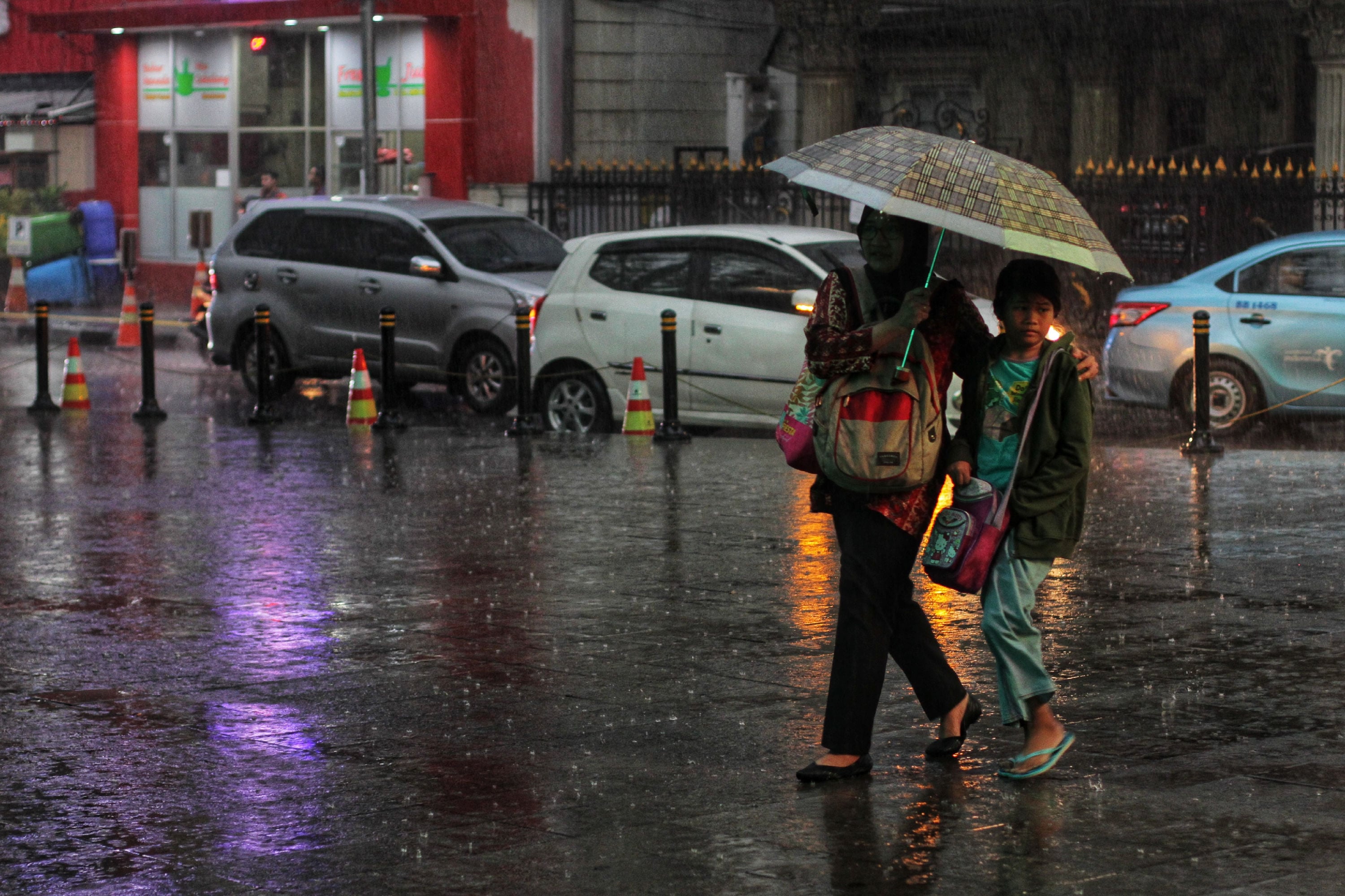 Hujan deras mengguyur kawasan Dukuh Atas, Jakarta Pusat