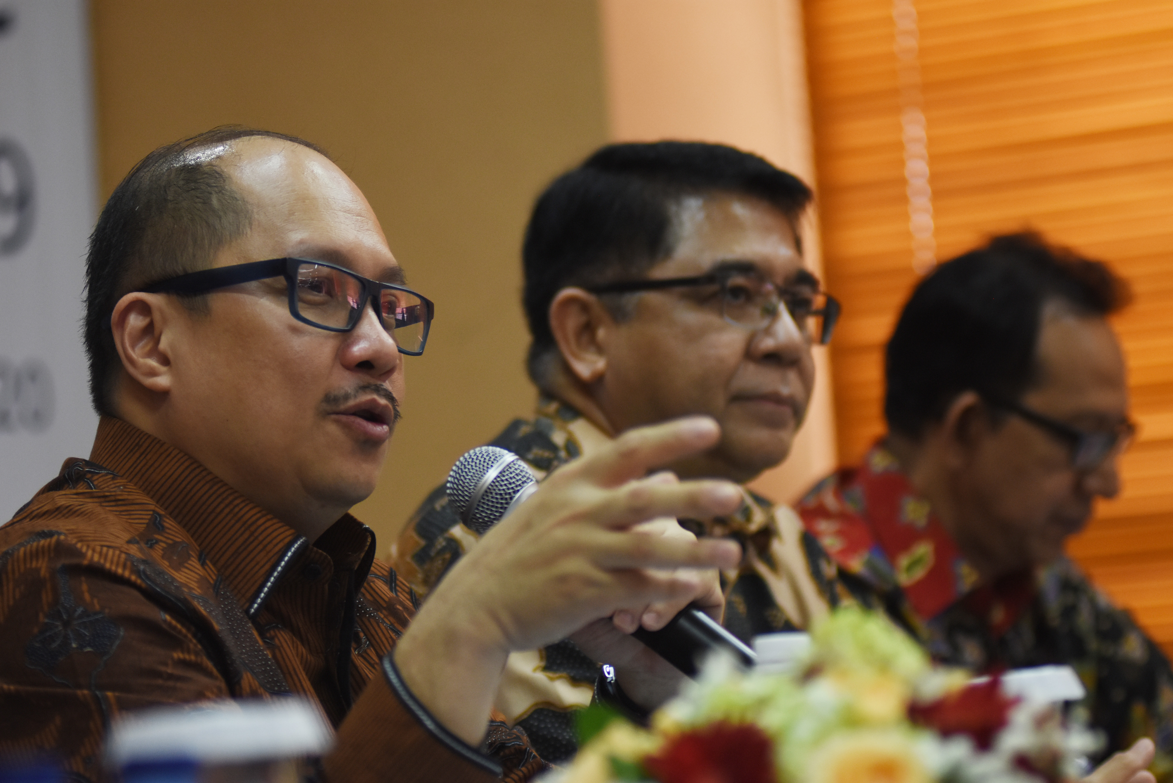 Direktur Utama PT Taspen (Persero) Antonius N.S Kosasih (kiri) dan Komisaris Utama Franky Sibarani (tengah)  memaparkan kinerja Taspen.