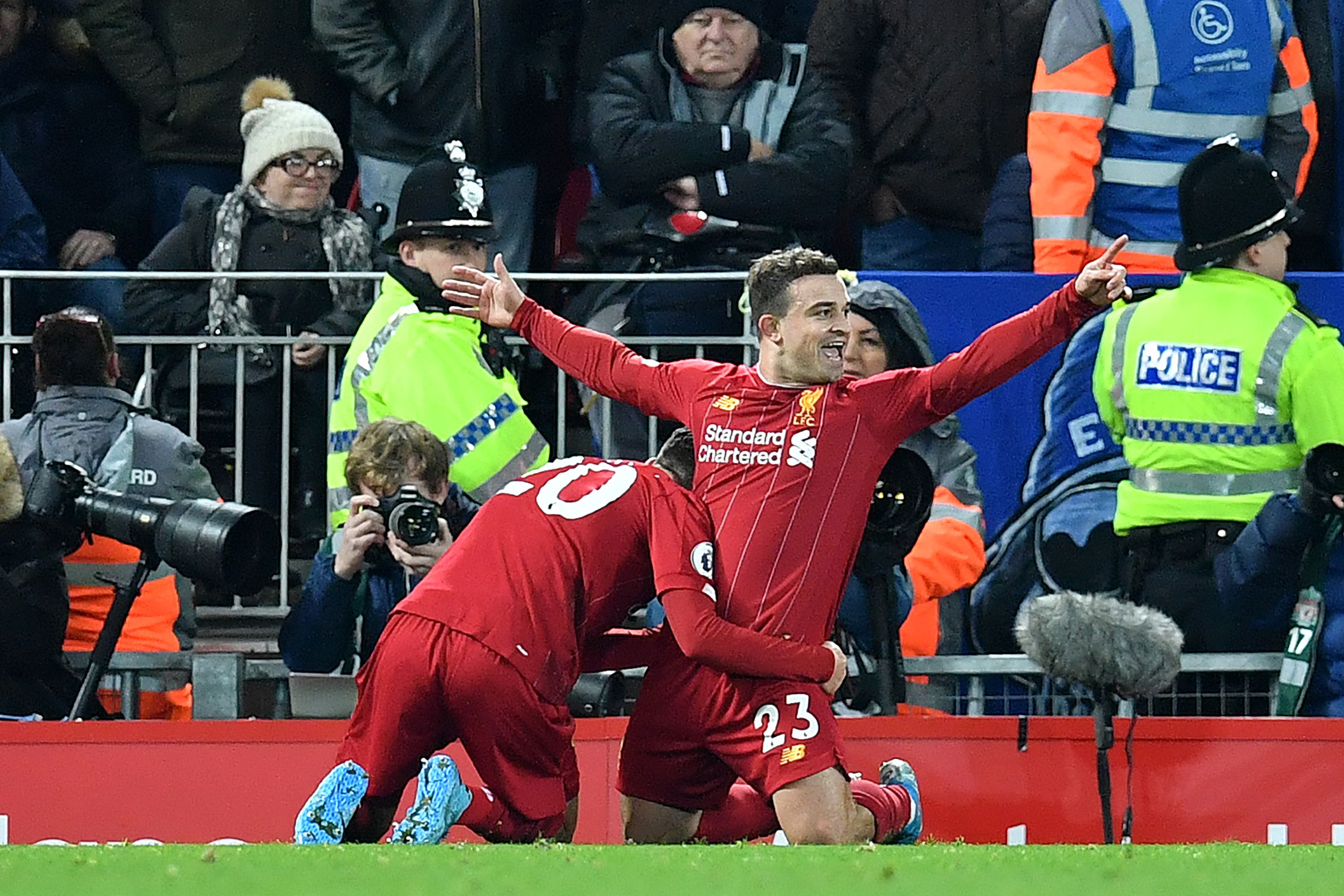 Xherdan Shaqiri (kanan)