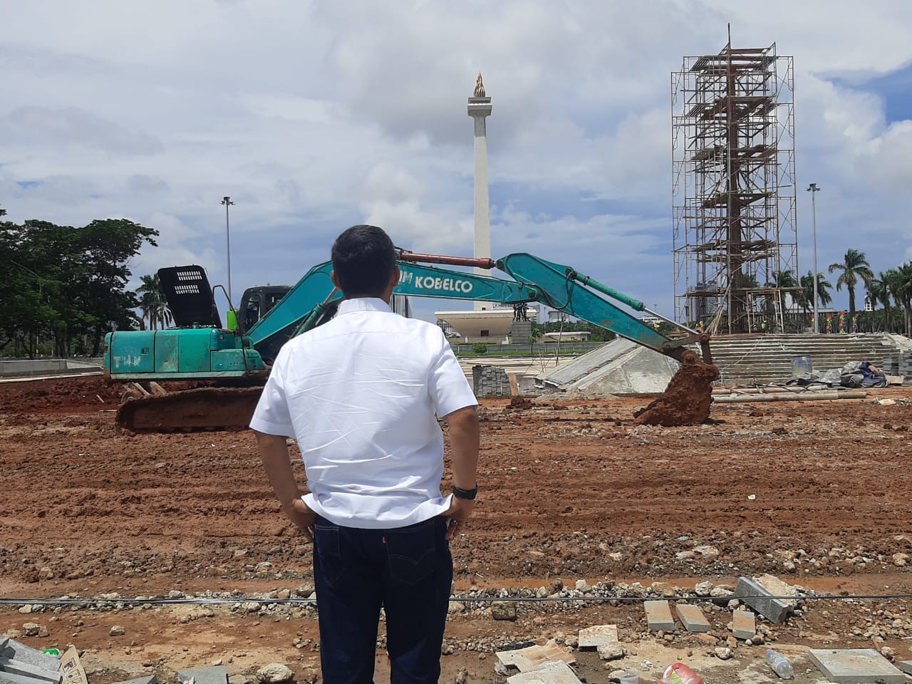 Ketua DPRD DKI Jakarta Prasetyo Edi Marsudi saat meninjau lokasi proyek revitalisasi kawasan selatan Monas di Jakarta, hari ini.