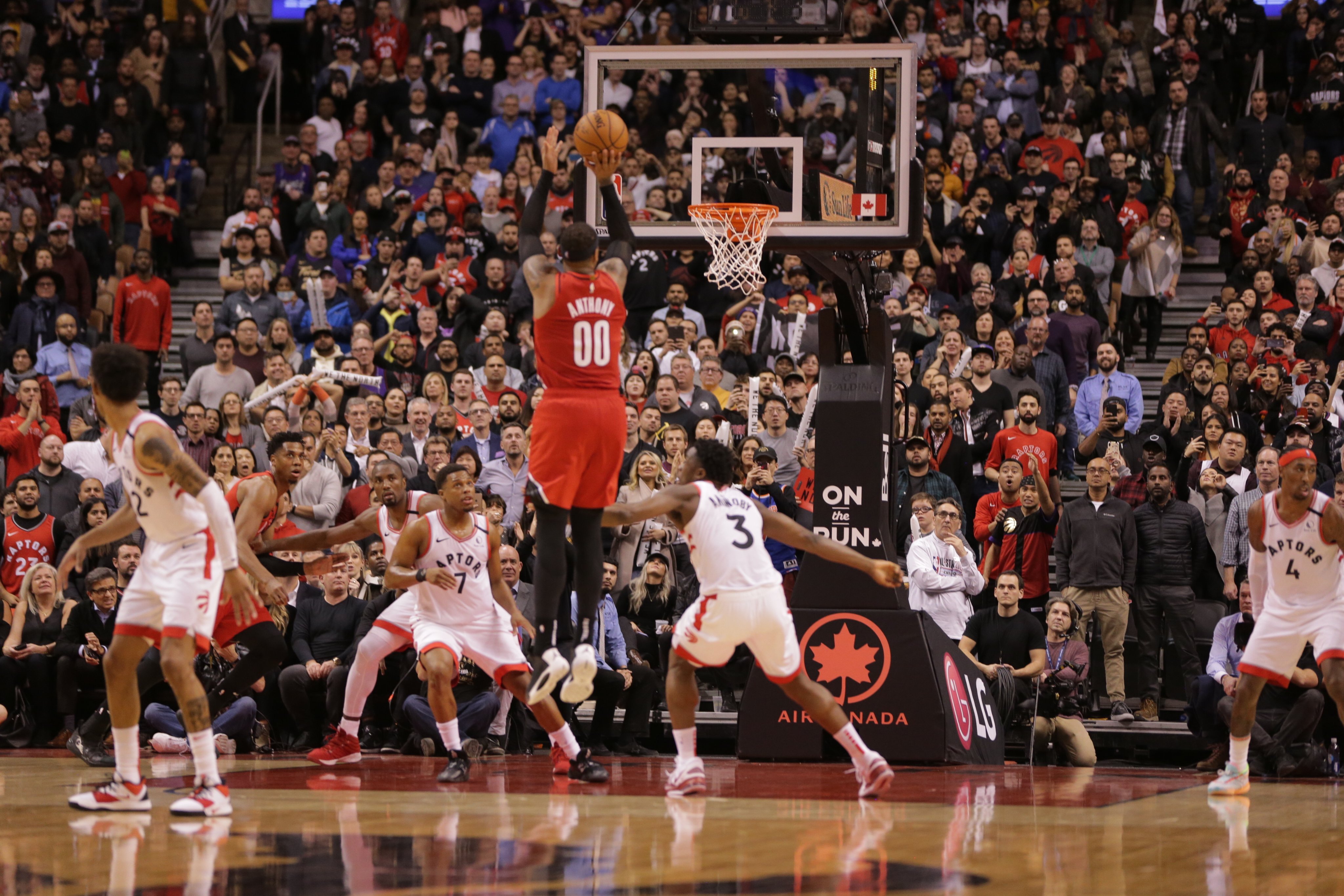 Carmelo Anthony melepaskan tembakan yang menentukan kemenangan Portland Trail Blazers atas Toronto Raptors
