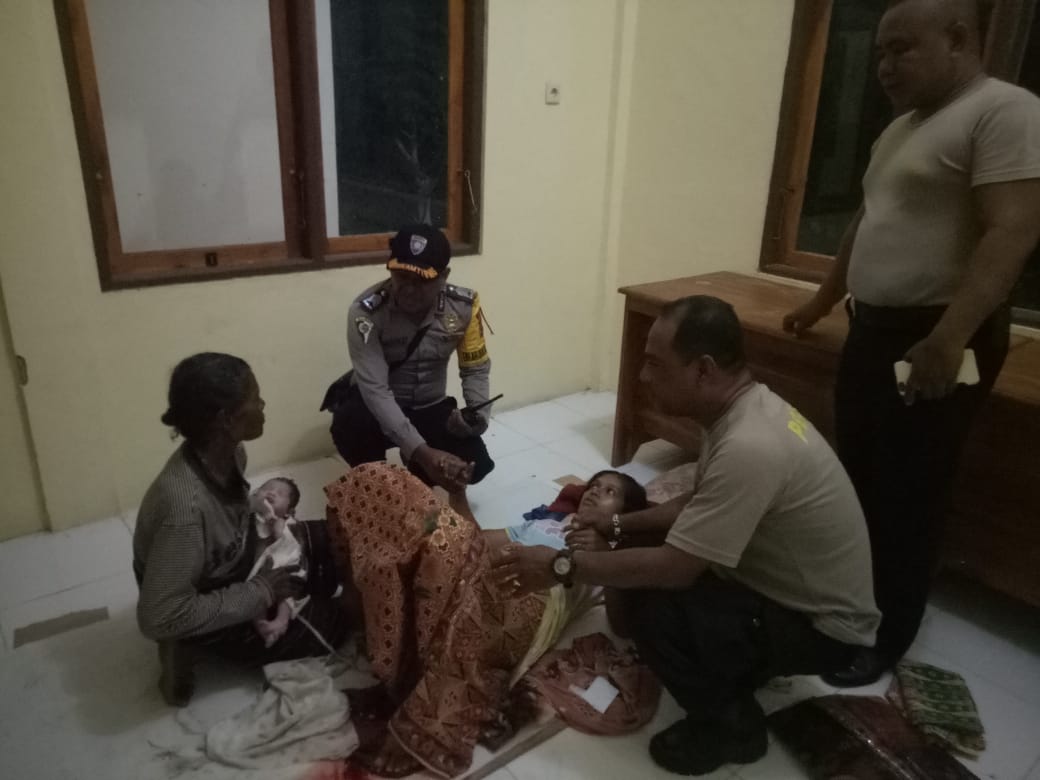 Seorang ibu melahirkan di pos Polisi