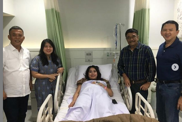 Ketua DPRD DKI Prasetyo Edi Marsudi (kiri), Ima Mahdiah (kedua dari kiri) dan Djarot Saiful Hidayat (kedua dari kanan) jenguk Ahok & istri