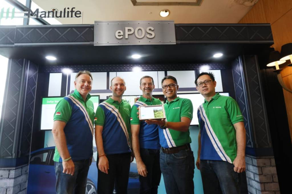 Presiden Direktur dan Chief Executive Officer Manulife Indonesia Ryan Charland (kedua dari kiri). 