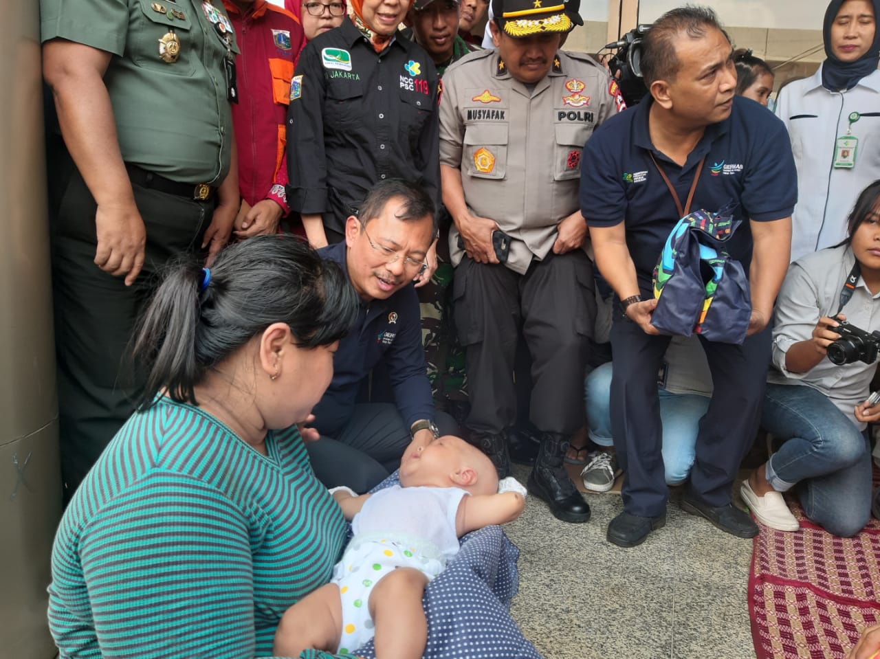 Menkes Terawan meninjau pengungsi banjir di Masjid Universitas Borobudur