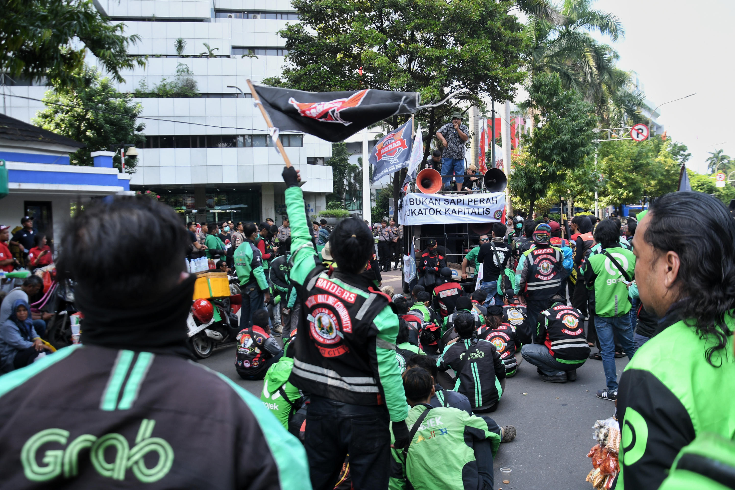 Demo ojek online menuntut penaikan tarif di Jakarta, Rabu (15/1).