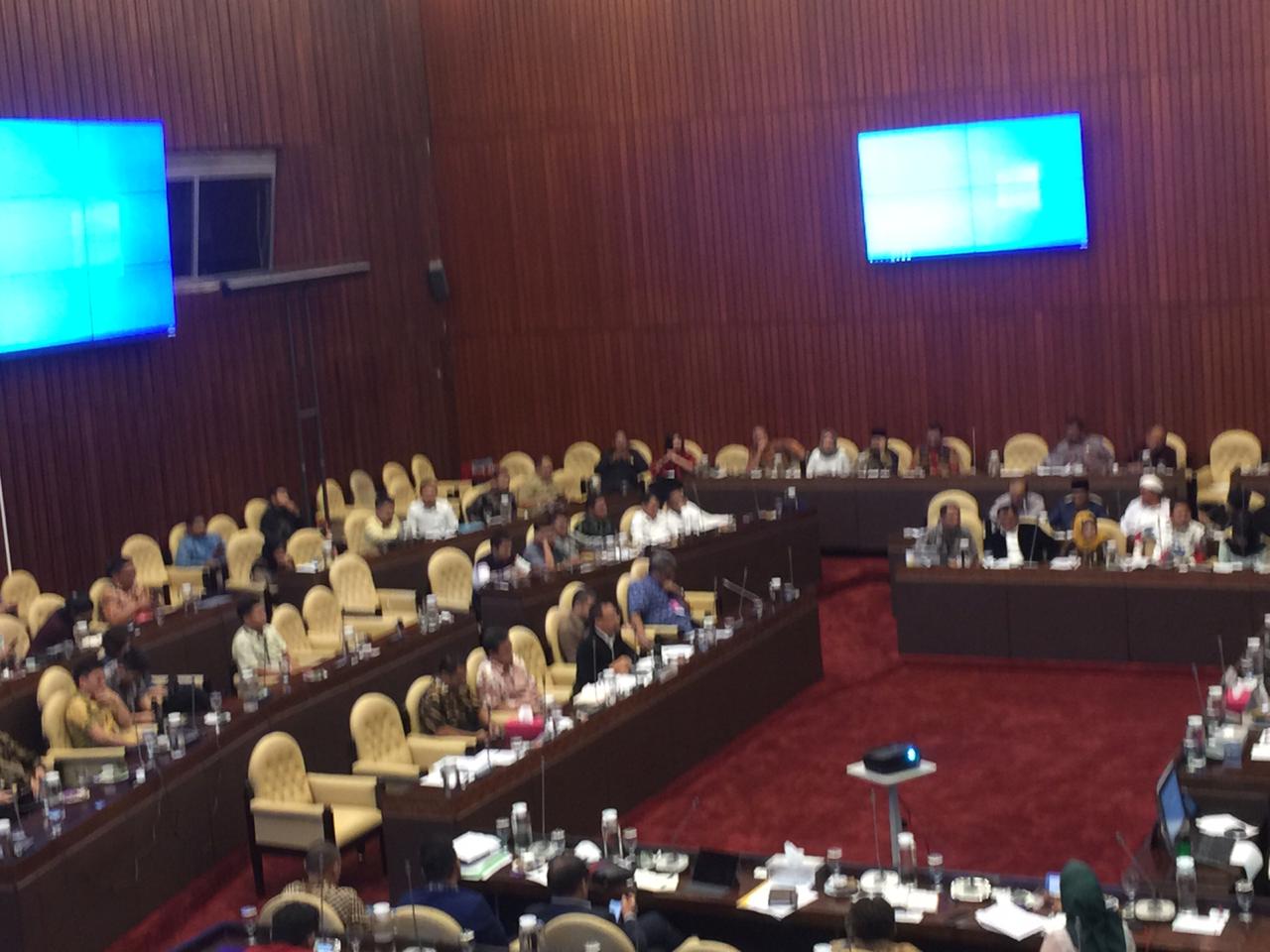 Anggota Komisi IV DPR RI menggelar Rapat Dengar Pendapat Umum (RDPU), dengan perkumpulan pengusaha bawang putih di Gedung DPR RI, Jakarta.