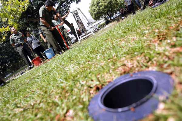 Personel TNI mengikuti pelatihan pembuatan lubang biopori atau resapan air di halaman Mabes TNI, Cilangkap.