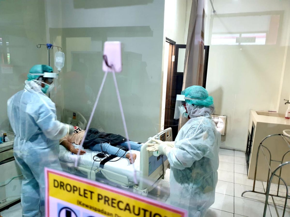 Ilustrasi pemeriksaan virus korona