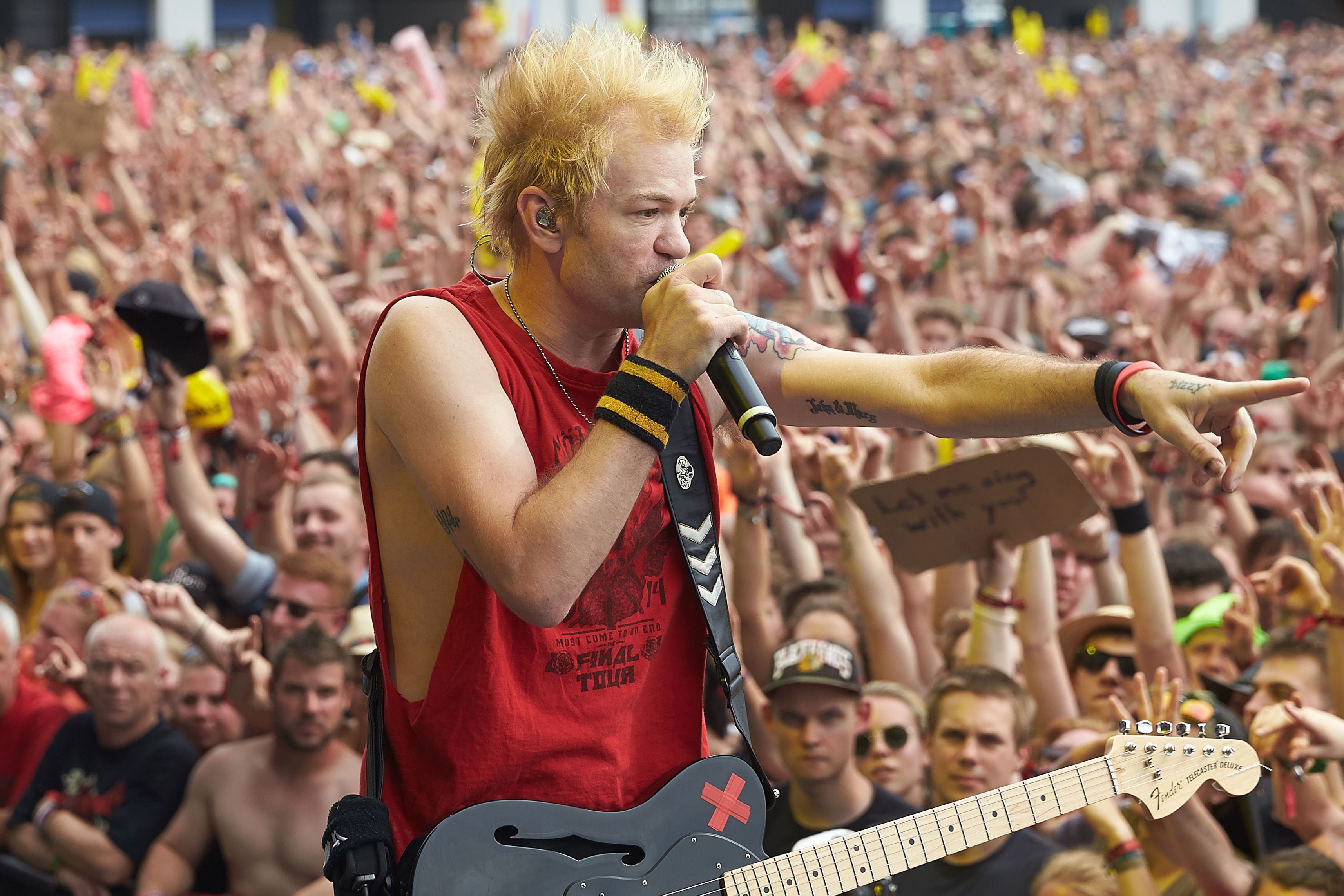 Penyanyi Deryck Whibley dari grup band Sum 41 pada sebuah festival rock di Nuerburg, Jerman.