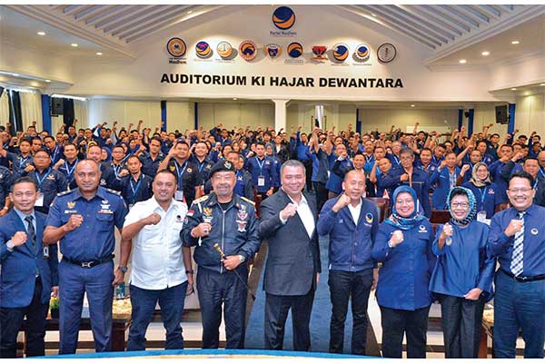 Wakil Ketua Umum Partai NasDem Ahmad M Ali (tengah), Gubernur Akademi Bela Negara (ABN) NasDem IGK Manila (keempat dari kiri)