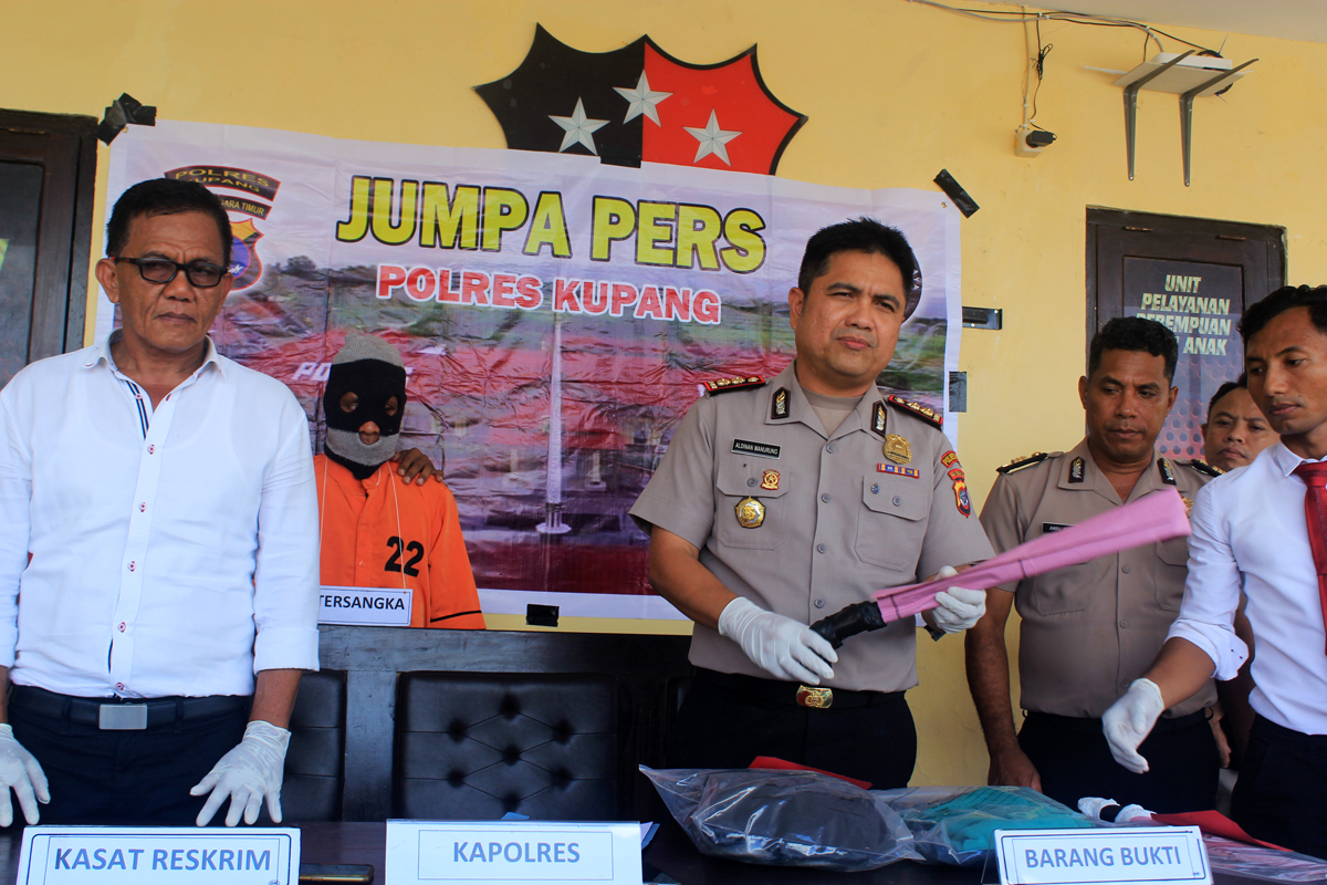 Kapolres Kupang Ajun Komisaris Besar Aldinan Manurung memperlihatkan parang yang digunakan JD, 31 untuk menghabisi korbannya.