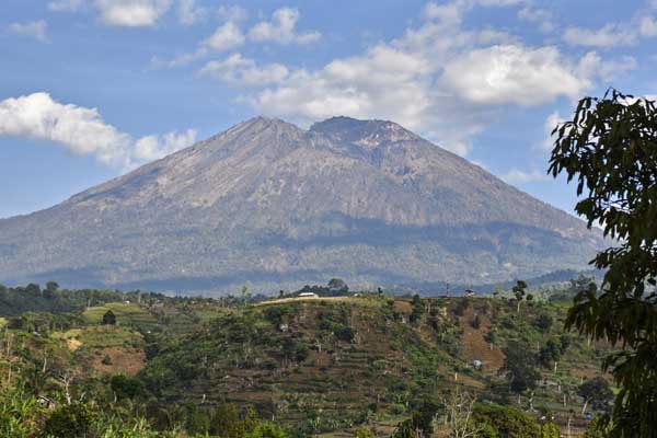 Panorama puncak Gunung Rinjani terlihat dari Desa Sapit, Kecamatan Suela, Lombok Timur, NTB.