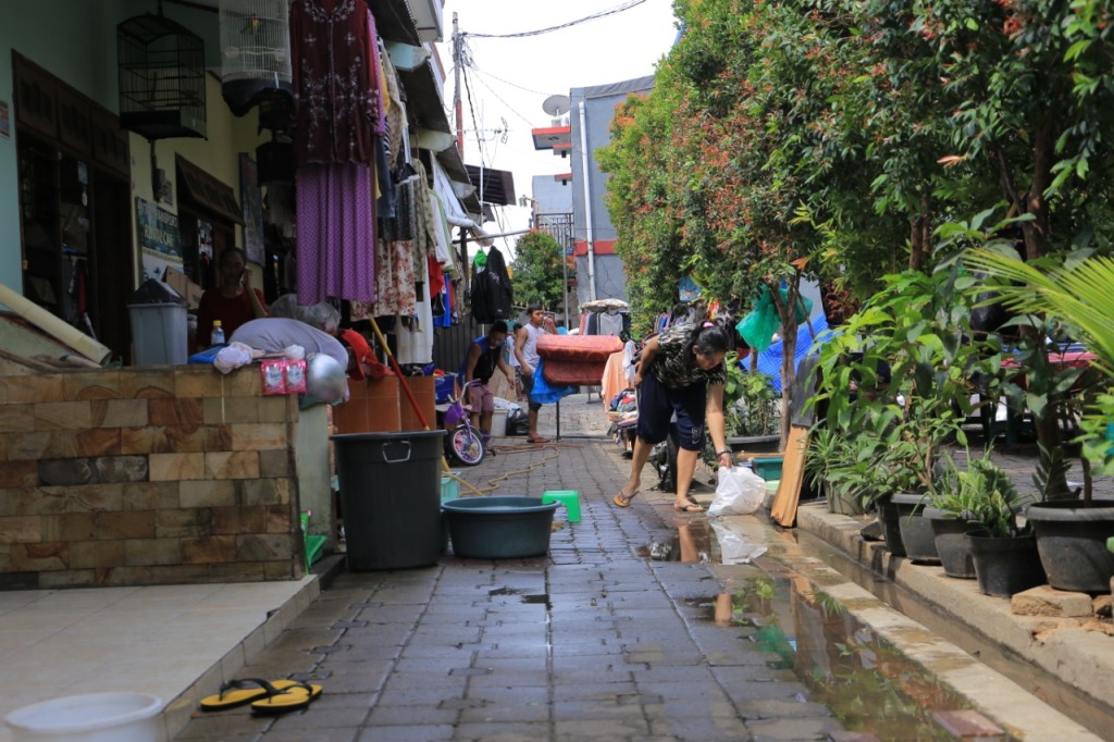 Warga membersihkan sisa-sisa banjir di Wilayah Karangsari Kecamatan Neglasari.