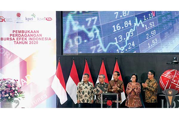 Presiden Joko Widodo didampingi Menkeu Sri Mulyani membuka perdagangan saham 2020 di Gedung BEI, Jakarta, kemarin.