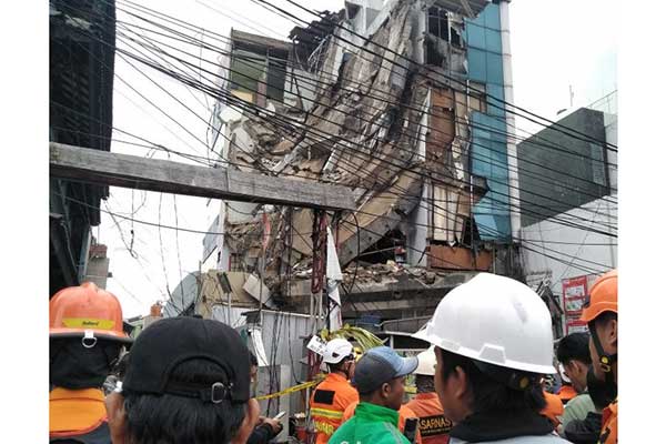 Gedung runtuh di Slipi
