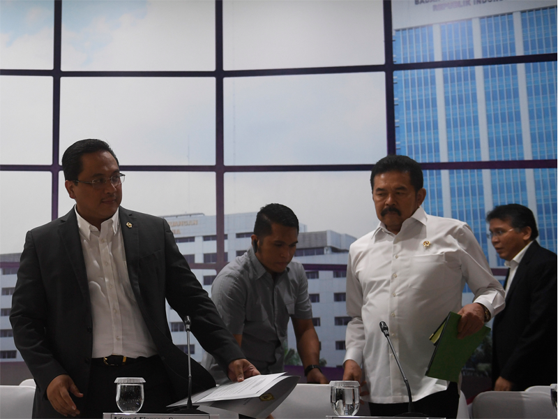 Ketua BPK Agung Firman Sampurna (kiri) bersama Jaksa Agung Burhanuddin (kedua kanan) bersiap menyampaikan keterangan pers.