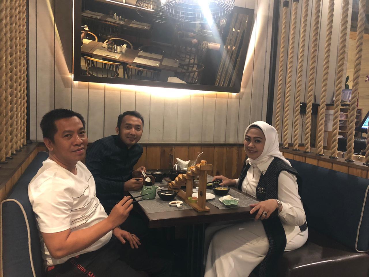 Ketua DPD NasDem Karawang Dian Fahrud Jaman mempertemukan  Aep Syaepuloh (tengah) dengan Bupati Karawang Cellica Nurrachadiana.