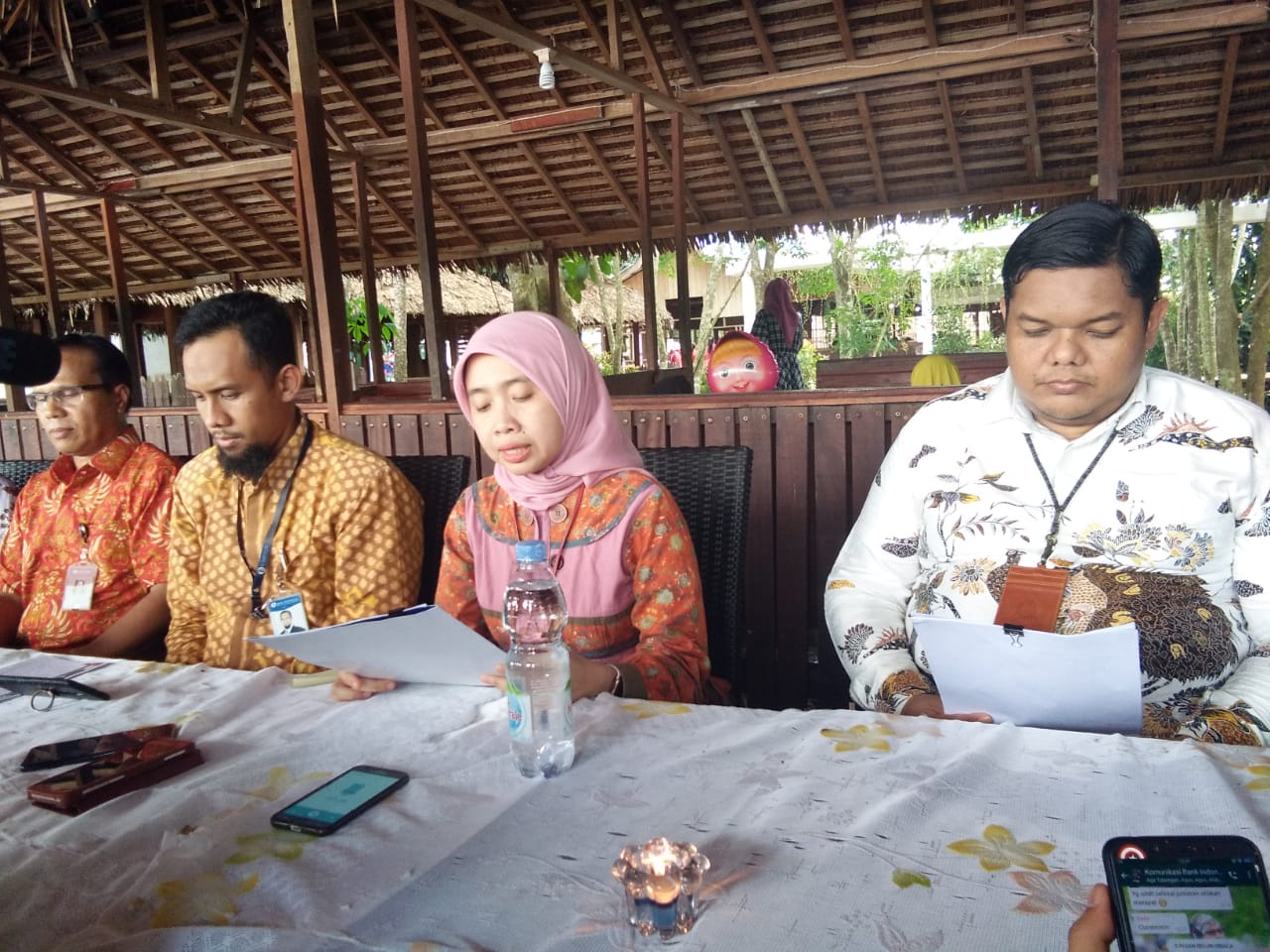 Deputi Kepala Perwakilan Bank Indonesia Provinsi Kalteng  Devy Ika Puspitosari (berjilbab) saat menjelaskan pertumbuhan ekonomi Kalteng.