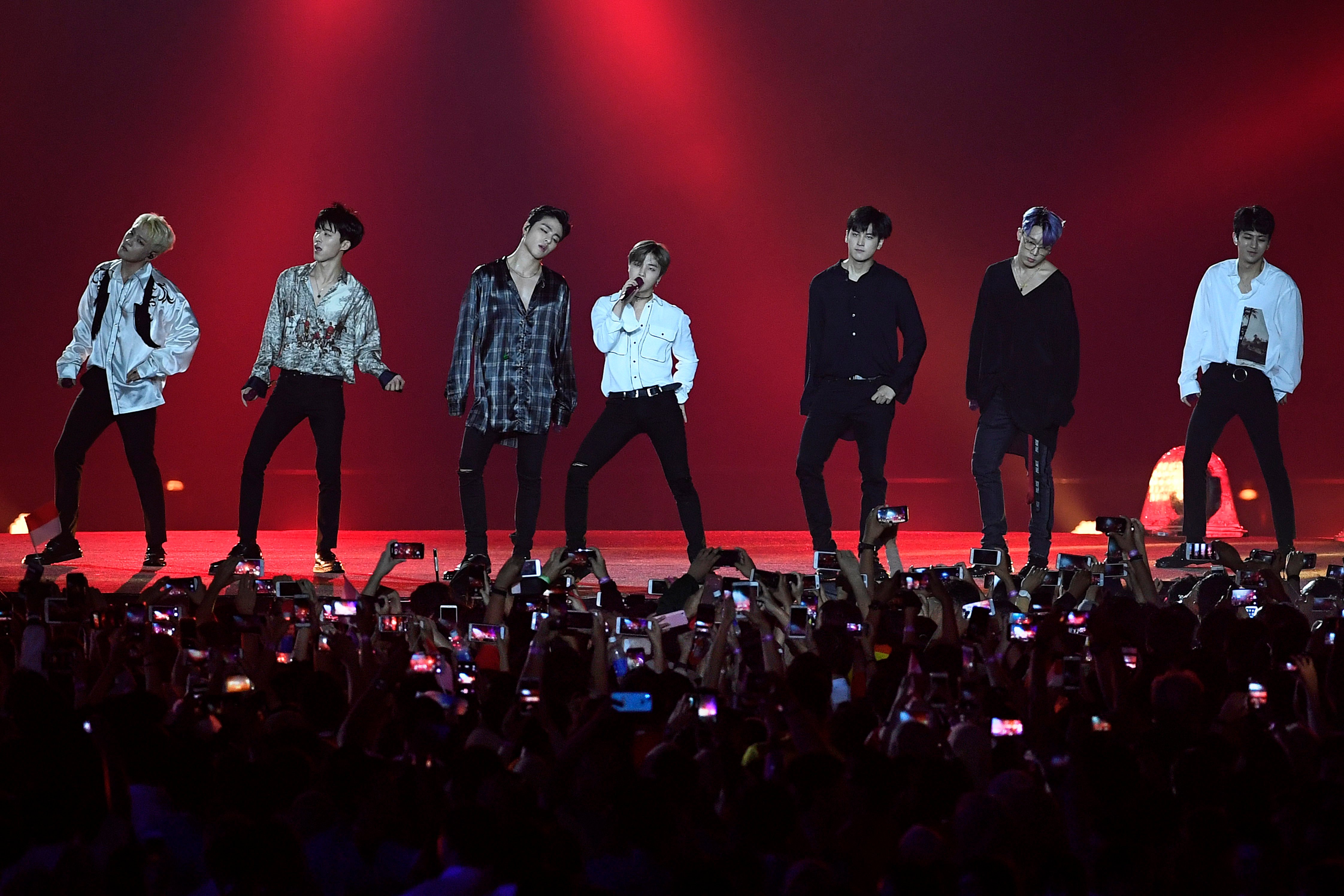 iKON saat tampil di penutupan Asian Games 2018 di Jakarta.
