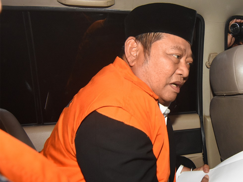 Bupati Sidoarjo Saiful Ilah (kiri) memasuki mobil usai menjalani pemeriksaan pasca operasi tangkap tangan di Gedung KPK, Jakarta.